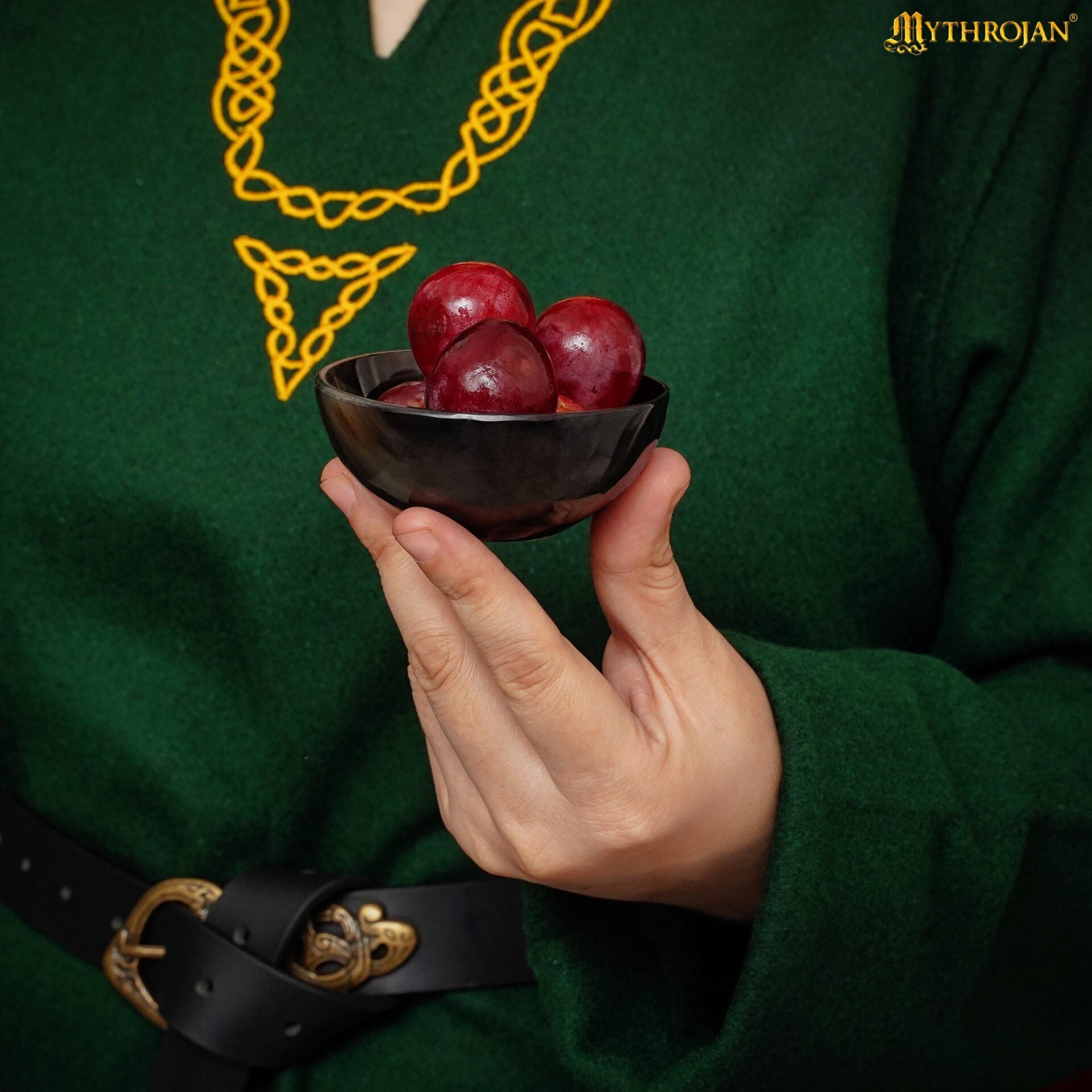 Imagen única de: Cuenco de Cuerno de Buey Auténtico Hecho a Mano - Plato Vikingo Pulido para Servir
