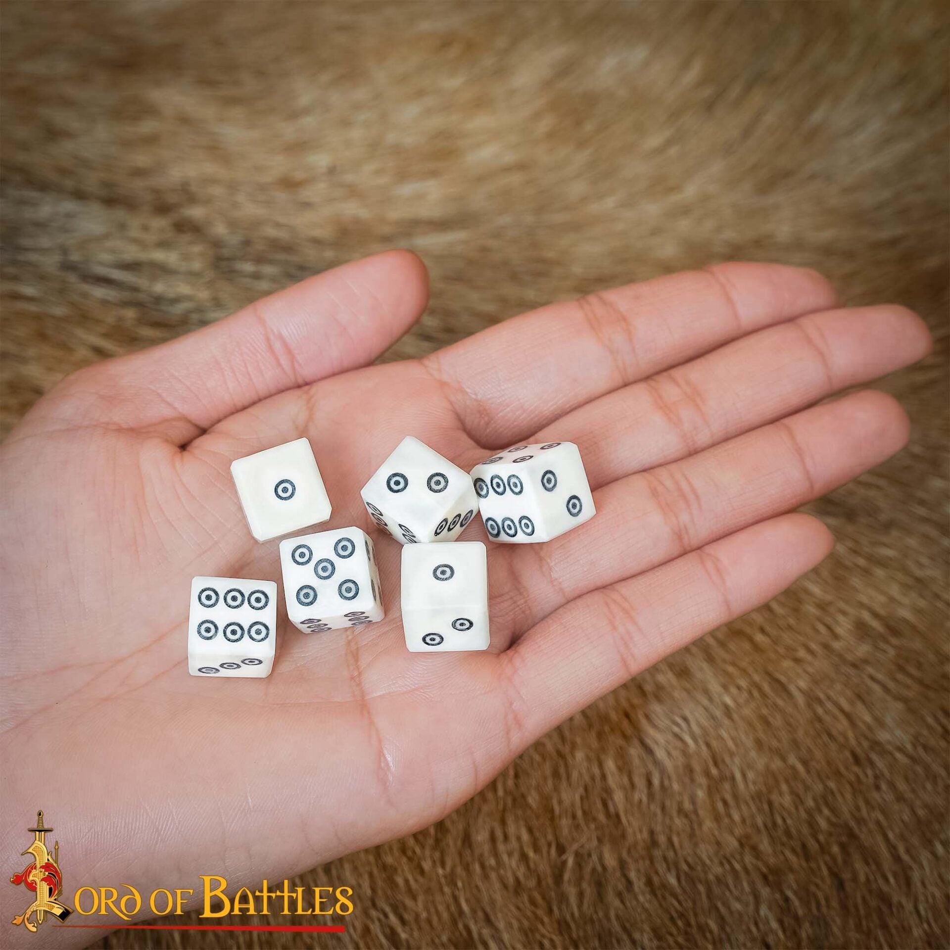 Imagen única de: Dados Romanos de Hueso con Teselas - Juego de 6 Dados en Espiral Hechos a Mano (hueso Pulido)