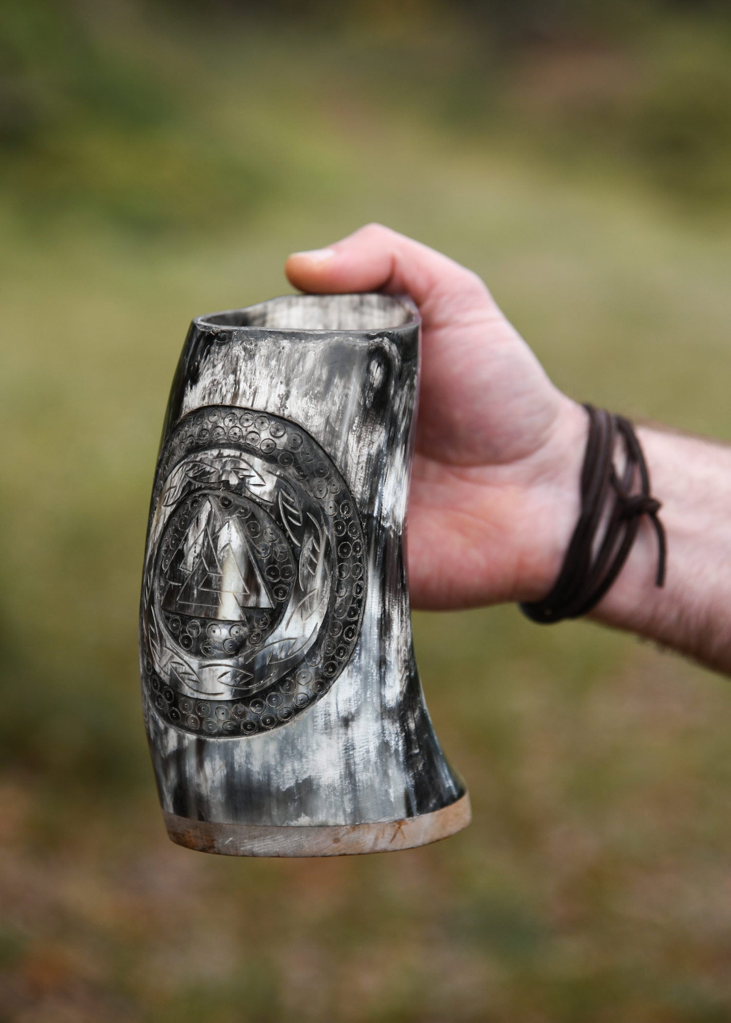 Imagen única de: Jarra De Cuerno, Jarra De Cerveza Con Base De Madera Y Motivo Valknut N.º 1