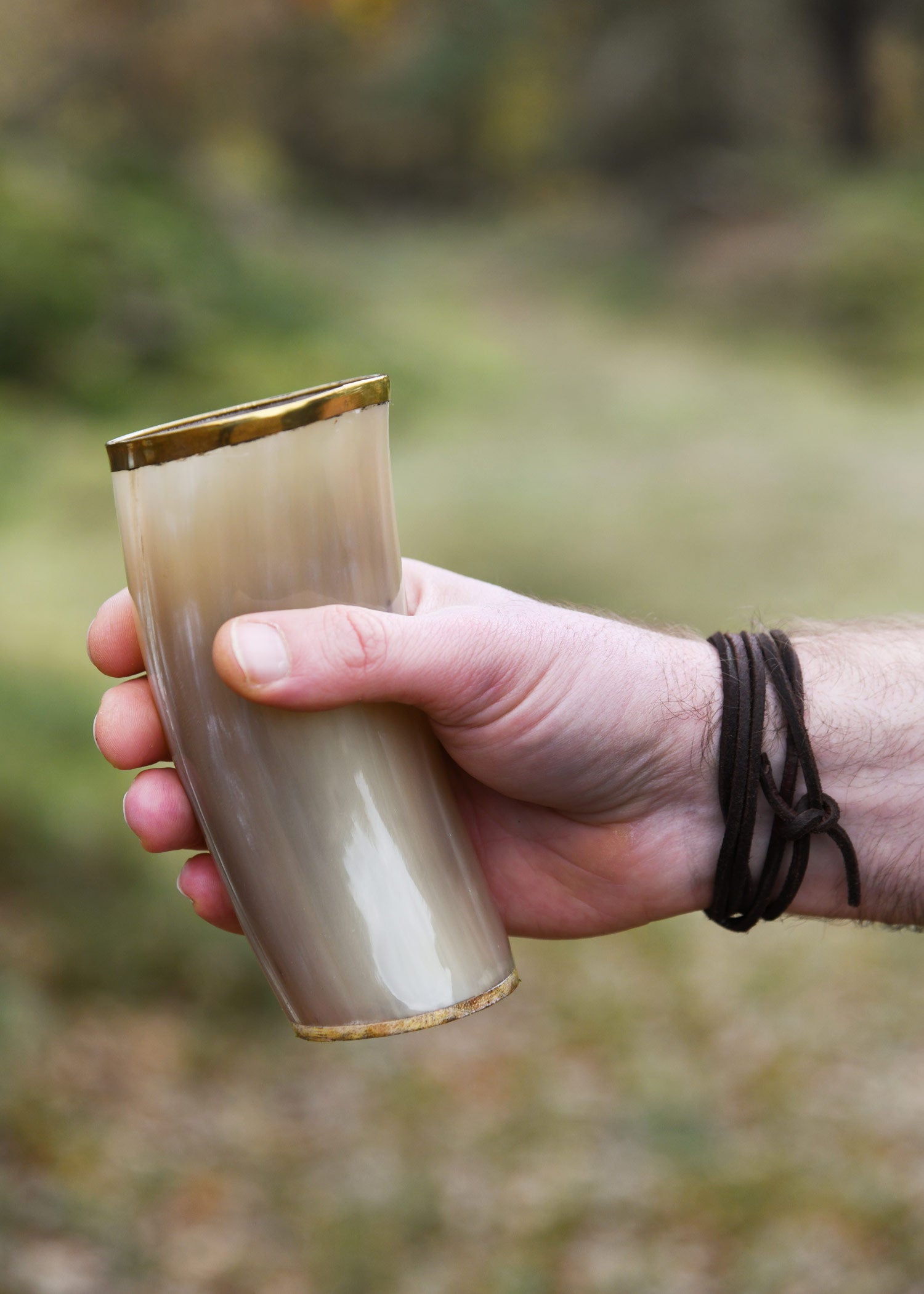 Imagen única de: Vaso De Cuerno Con Borde De Latón, Sin Asa