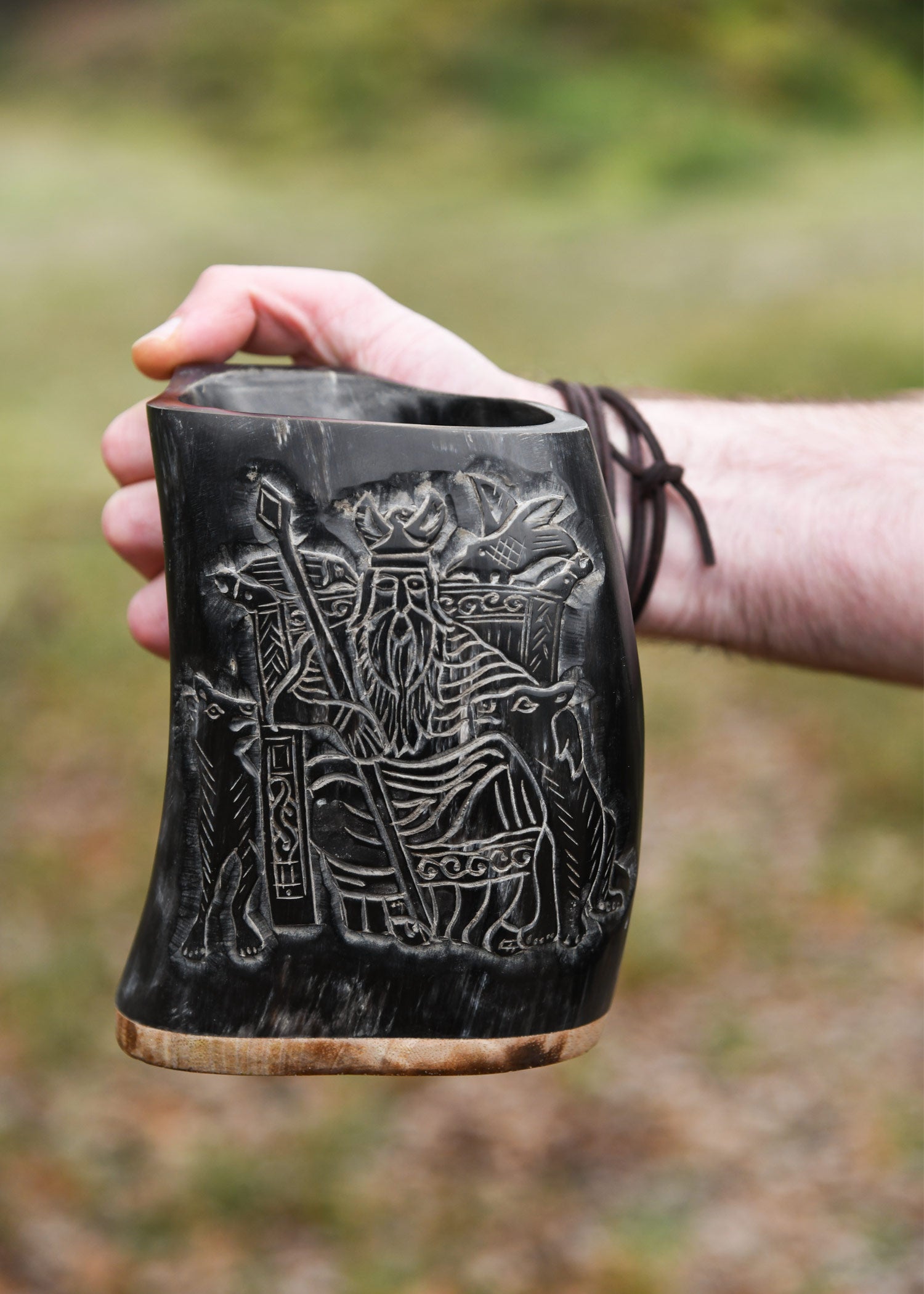 Imagen única de: Jarra De Cuerno, Jarra De Cerveza Con Base De Madera Y Motivo De Odín