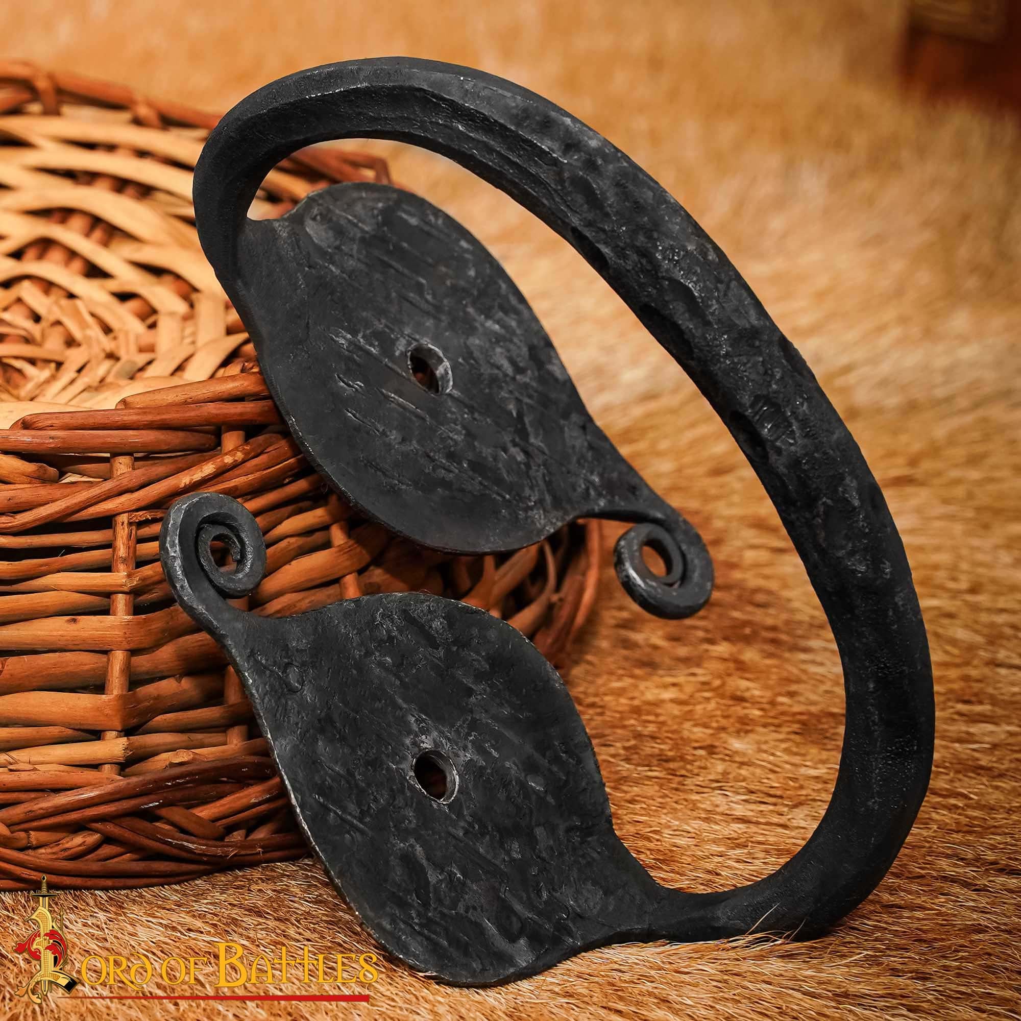 Imagen única de: Asa de Cofre de Hierro Forjado a Mano - Acabado Rústico Negro Petróleo - Asa de Cofre de Estilo Medieval