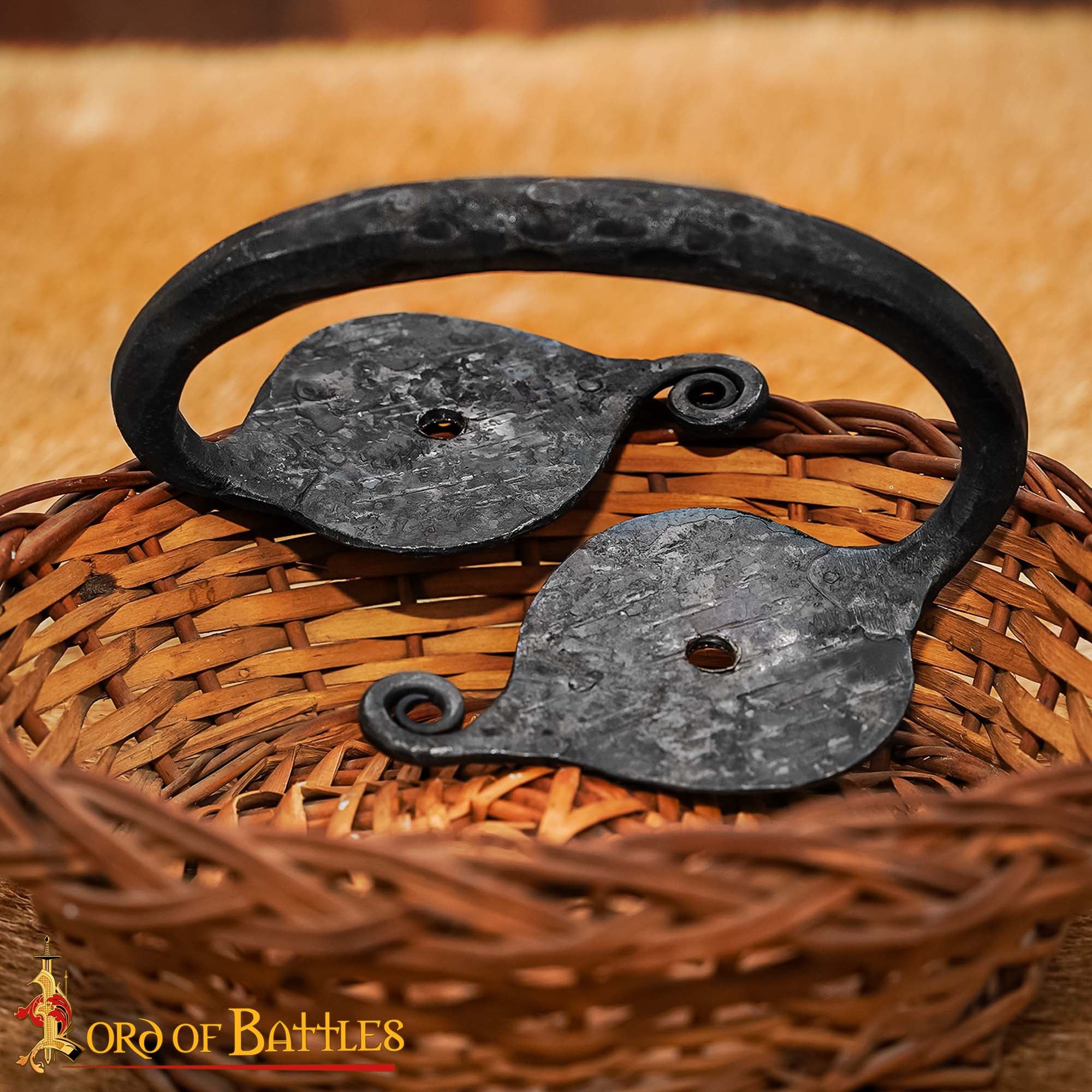 Imagen única de: Asa de Cofre de Hierro Forjado a Mano - Acabado Rústico Negro Petróleo - Asa de Cofre de Estilo Medieval