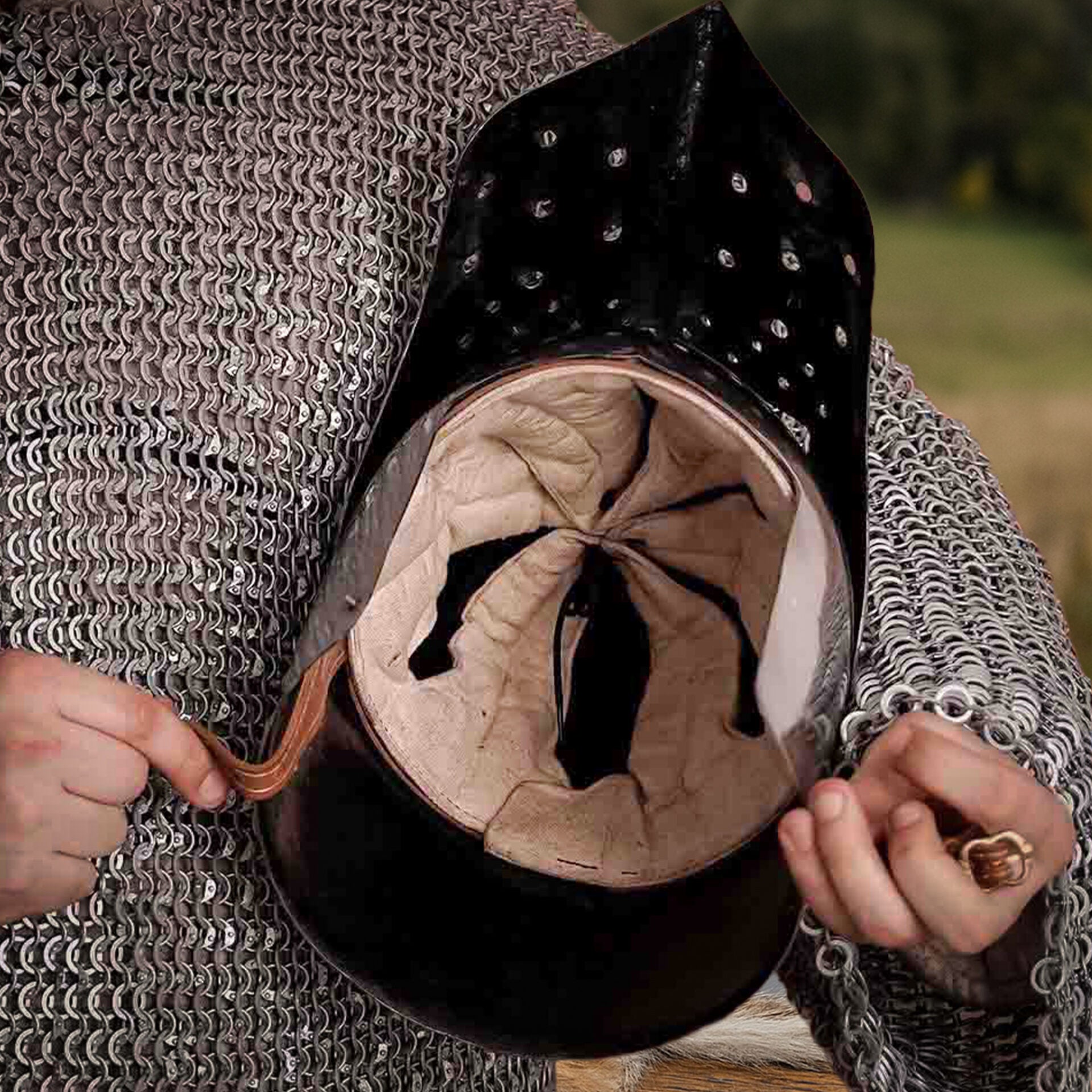 Casco de Caballero Bascinet del Siglo Xiv con Forro Acolchado de Protección - Imagen 12