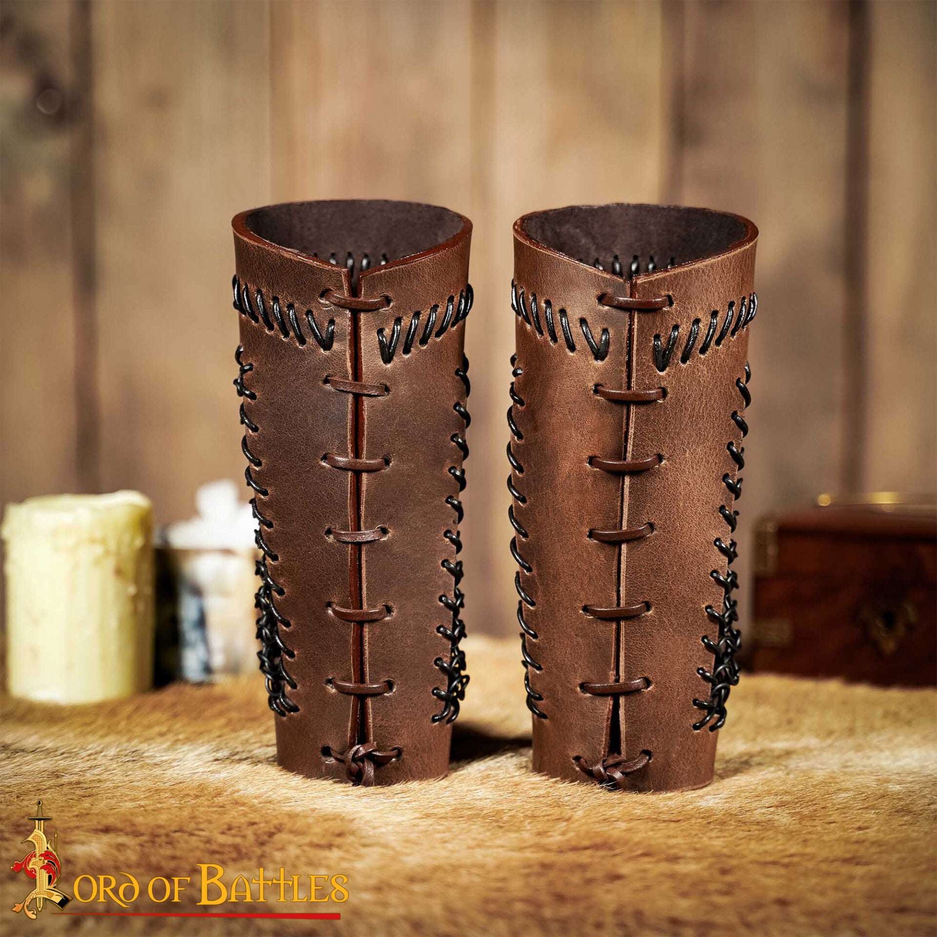 Imagen única de: Brazales de Cuero Marrón y Cota de Malla - Guardabrazos Artesanales - Par de Brazaletes Protectores Medievales