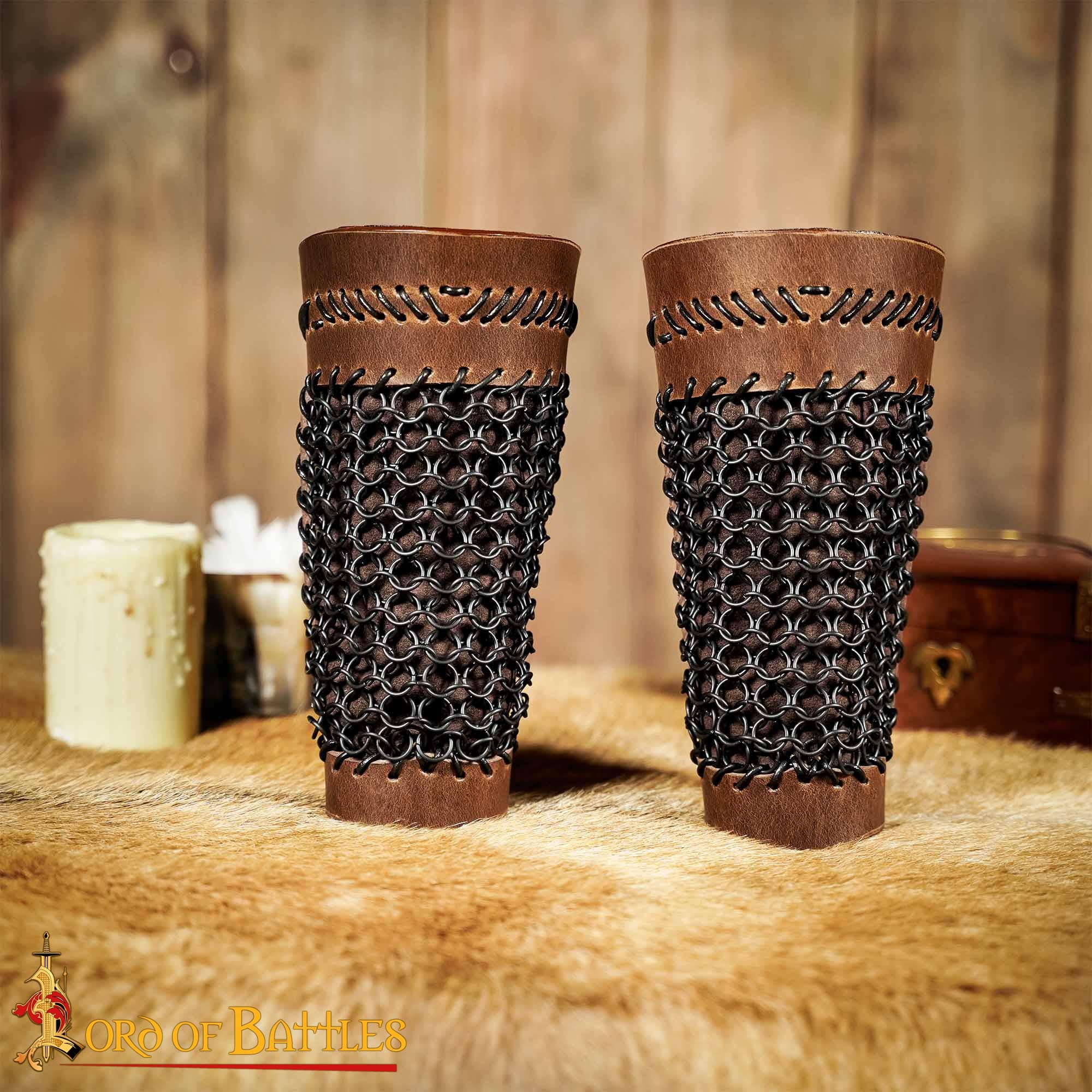 Imagen única de: Brazales de Cuero Marrón y Cota de Malla - Guardabrazos Artesanales - Par de Brazaletes Protectores Medievales