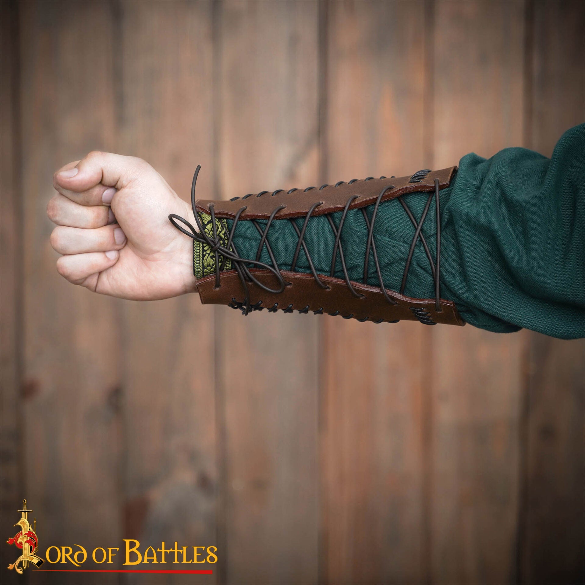 Imagen única de: Brazales de Cuero Marrón y Cota de Malla - Guardabrazos Artesanales - Par de Brazaletes Protectores Medievales