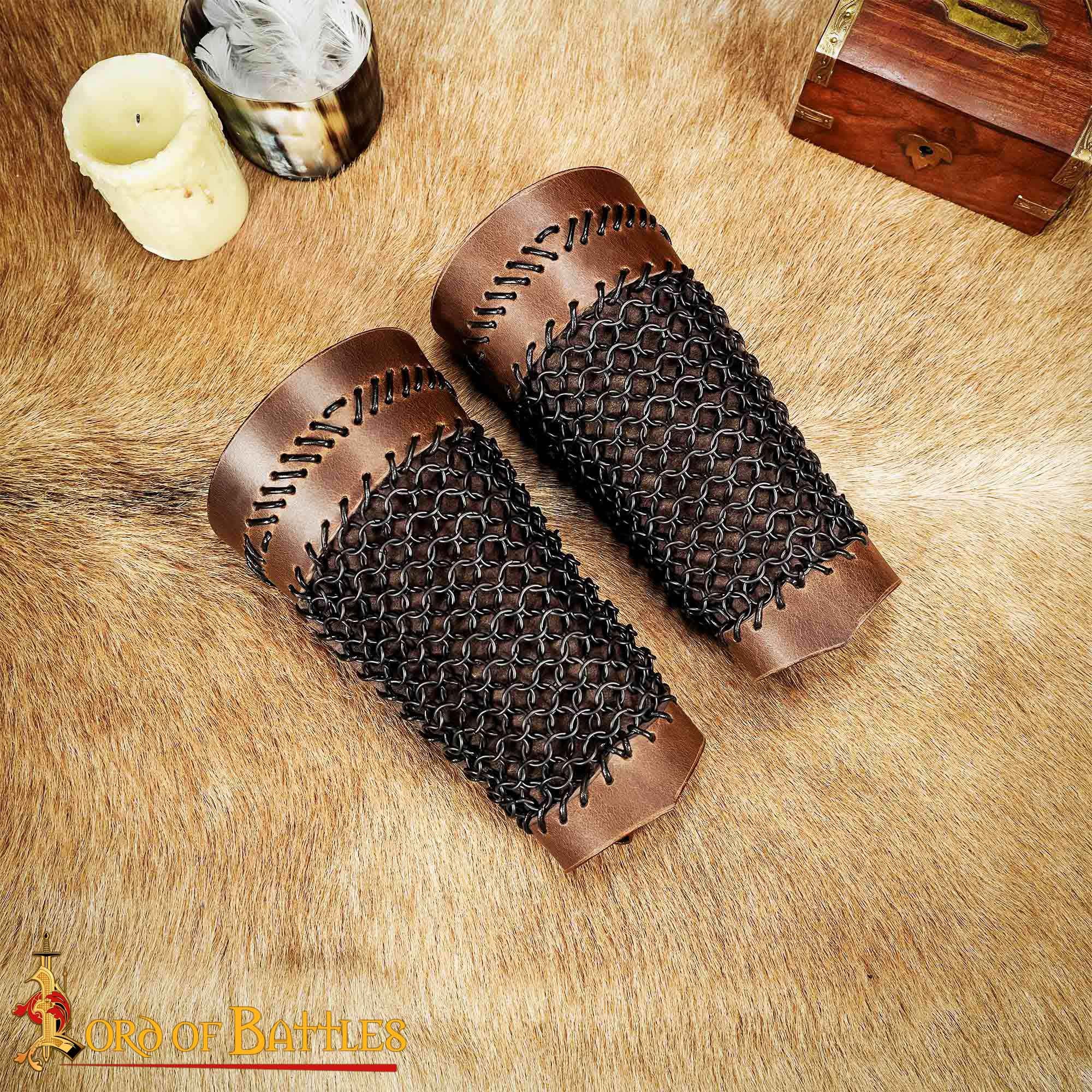 Imagen única de: Brazales de Cuero Marrón y Cota de Malla - Guardabrazos Artesanales - Par de Brazaletes Protectores Medievales