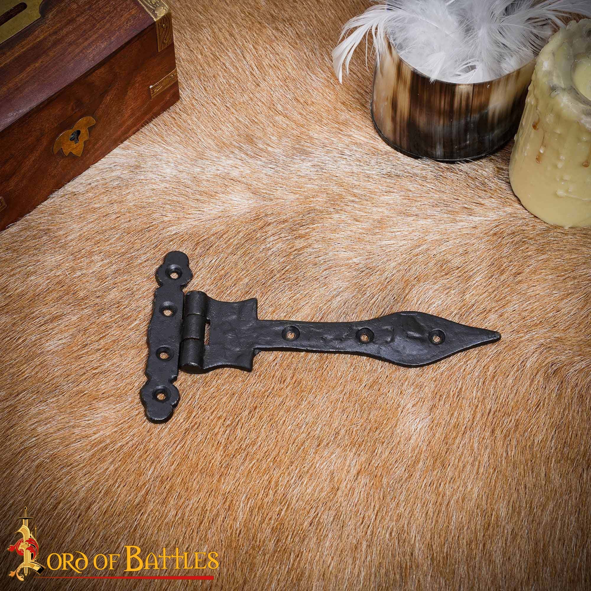 Imagen única de: Bisagra Medieval en T de Hierro Forjado a Mano con Punta de Lanza - Bisagra Rústica con Correa Negra para Puertas de Granero, Cofres, Armarios y Puertas