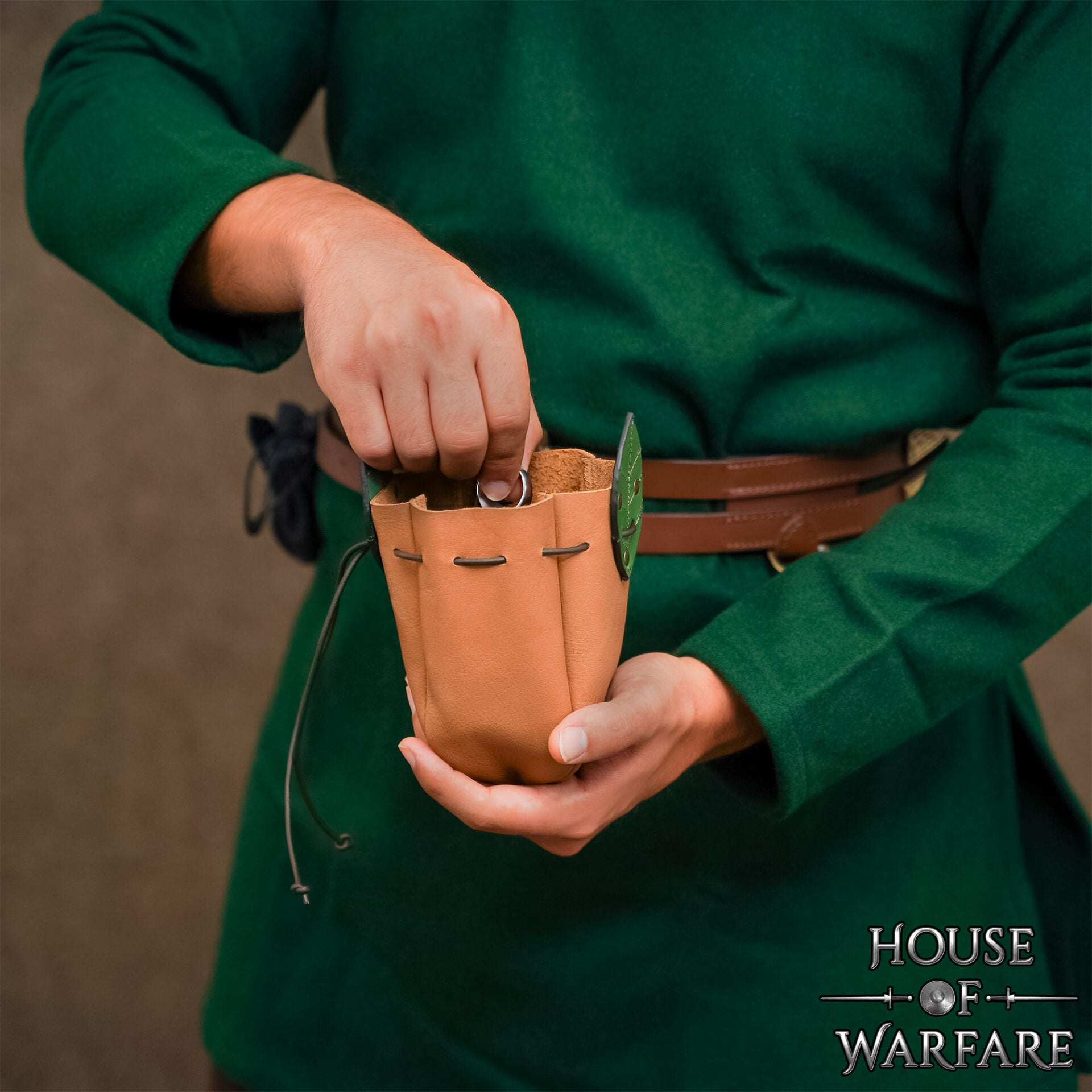 Imagen única de: Funda Medieval de Cuero para Cinturón con Detalles de Hojas - Funda de Cordón Marrón Claro para Monedas y Accesorios
