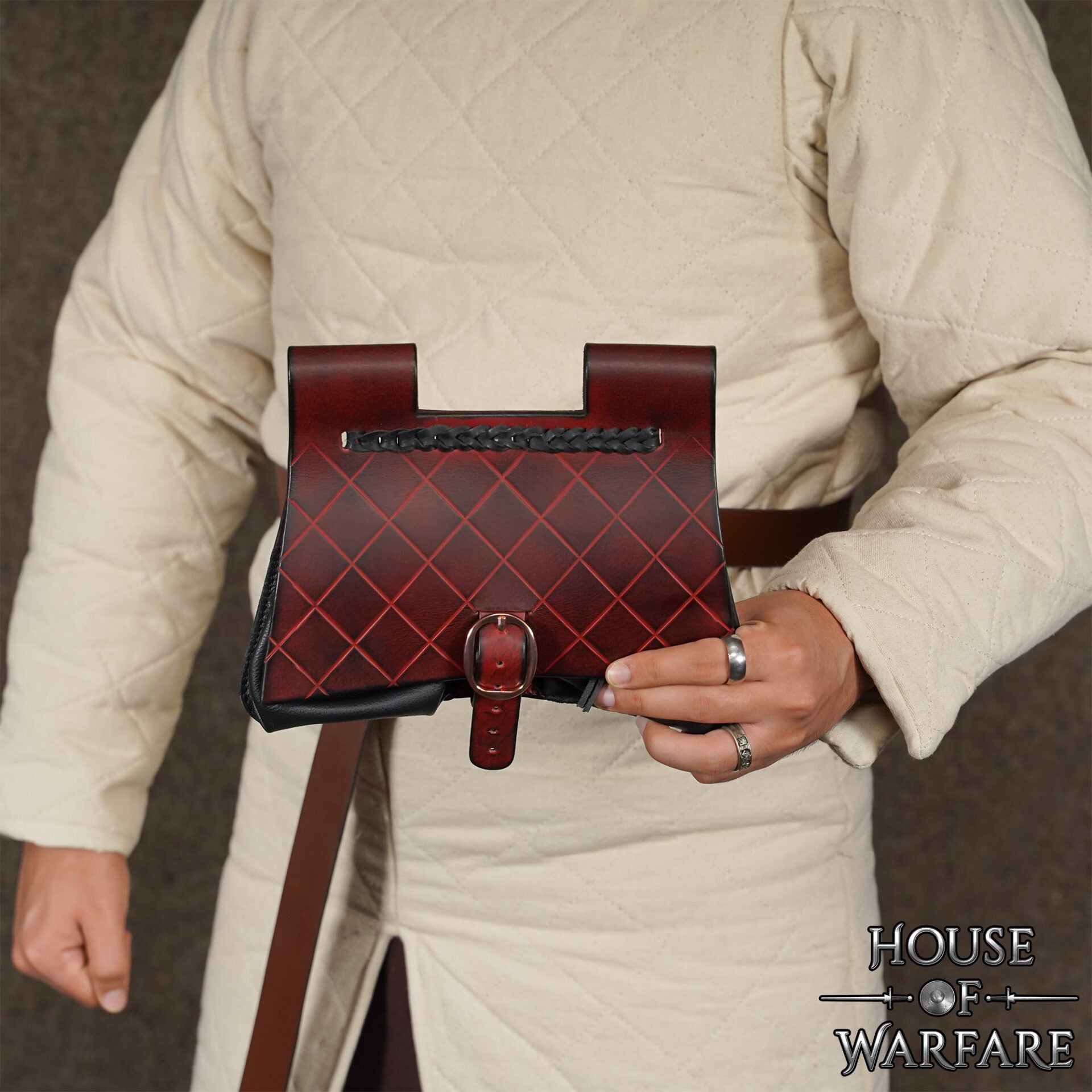 Imagen única de: Riñonera Medieval de Cuero - Bolsa Negra y Granate Hecha a Mano con Múltiples Compartimentos Interiores