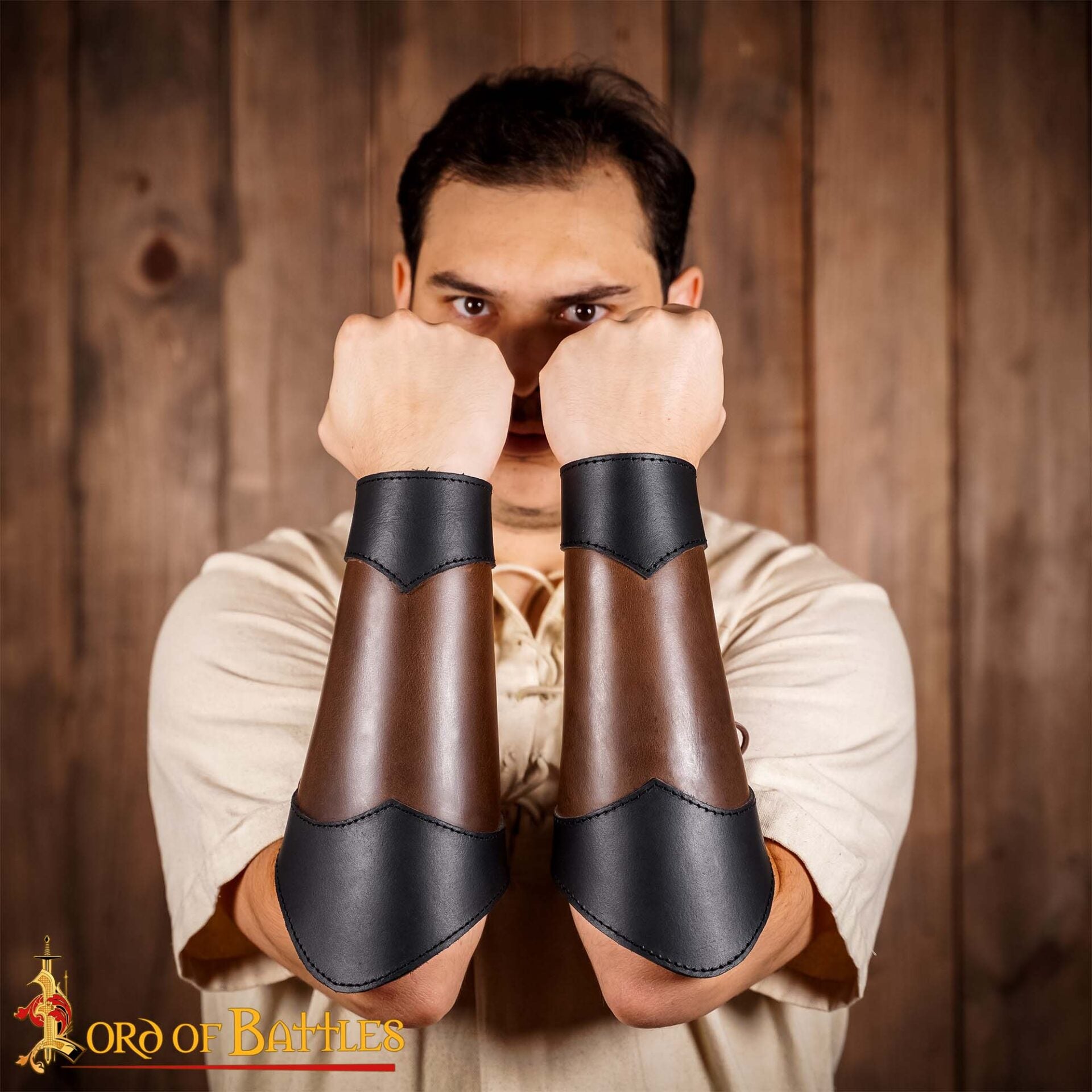 Imagen única de: Brazaletes de Cuero Estilo Élfico Hechos a Mano - Par de Guardabrazos Marrón Auténtico