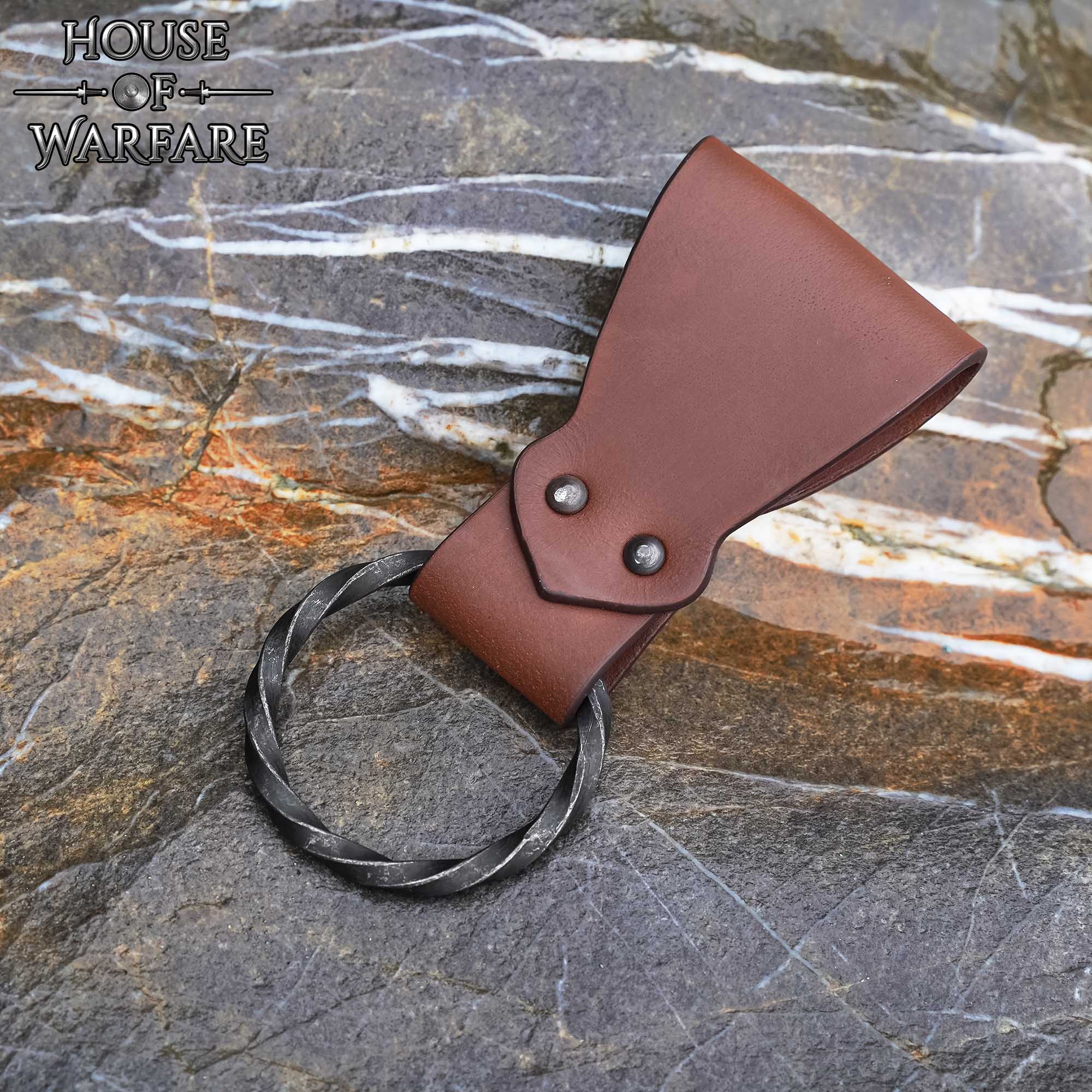 Imagen única de: Rana Medieval de Cuero con Anillo de Hierro Torcido Forjado a Mano - Porta Cinturón Marrón para Hachas, Espadas y Herramientas - 6 "x1.5"