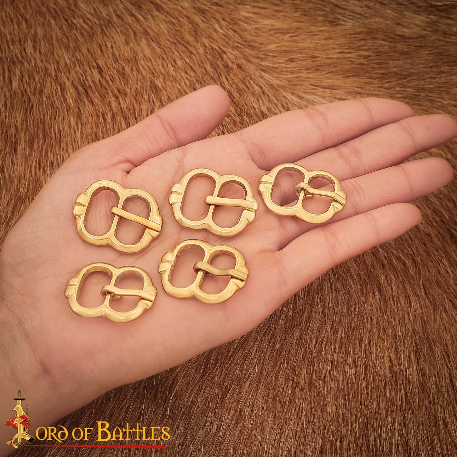 Imagen única de: Juego de 5 Hebillas Medievales de Latón para Cinturón - Pequeños Cierres de Correa Decorativos para Ropa Histórica y Marroquinería
