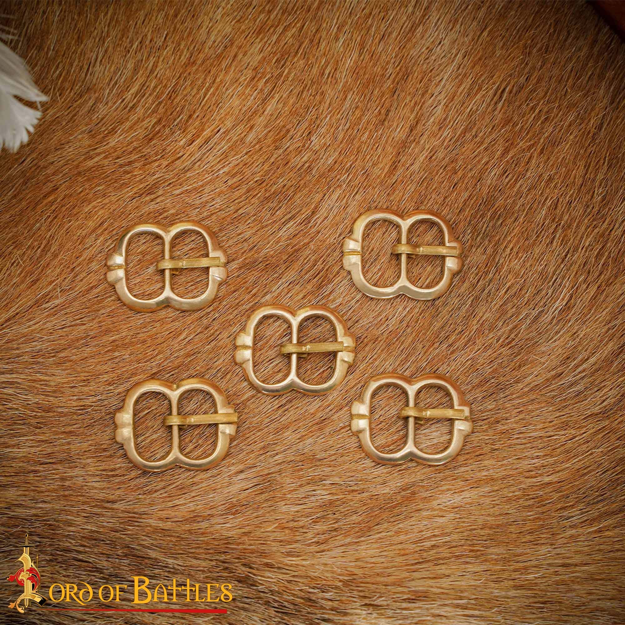 Imagen única de: Juego de 5 Hebillas Medievales de Latón para Cinturón - Pequeños Cierres de Correa Decorativos para Ropa Histórica y Marroquinería
