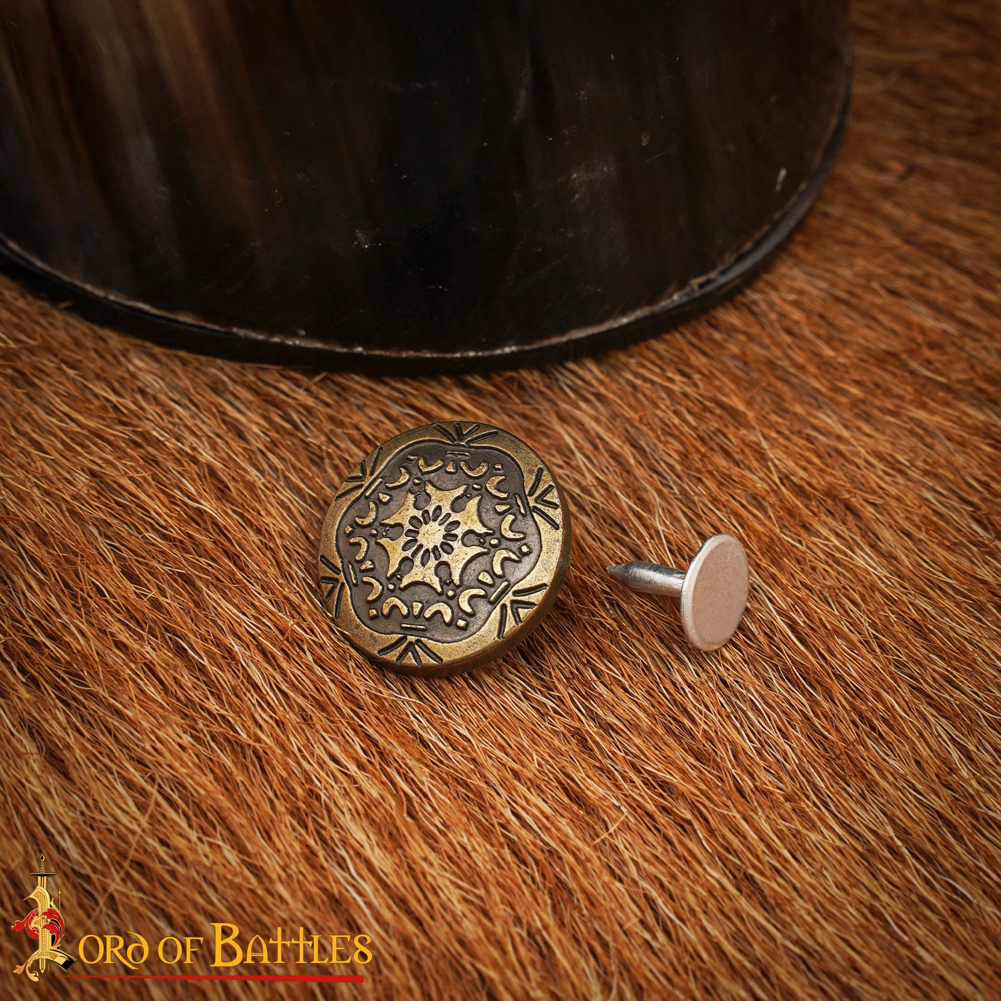 Imagen única de: Botón Decorativo de Latón con Motivo Floral Medieval - Cierre Trasero de Remache