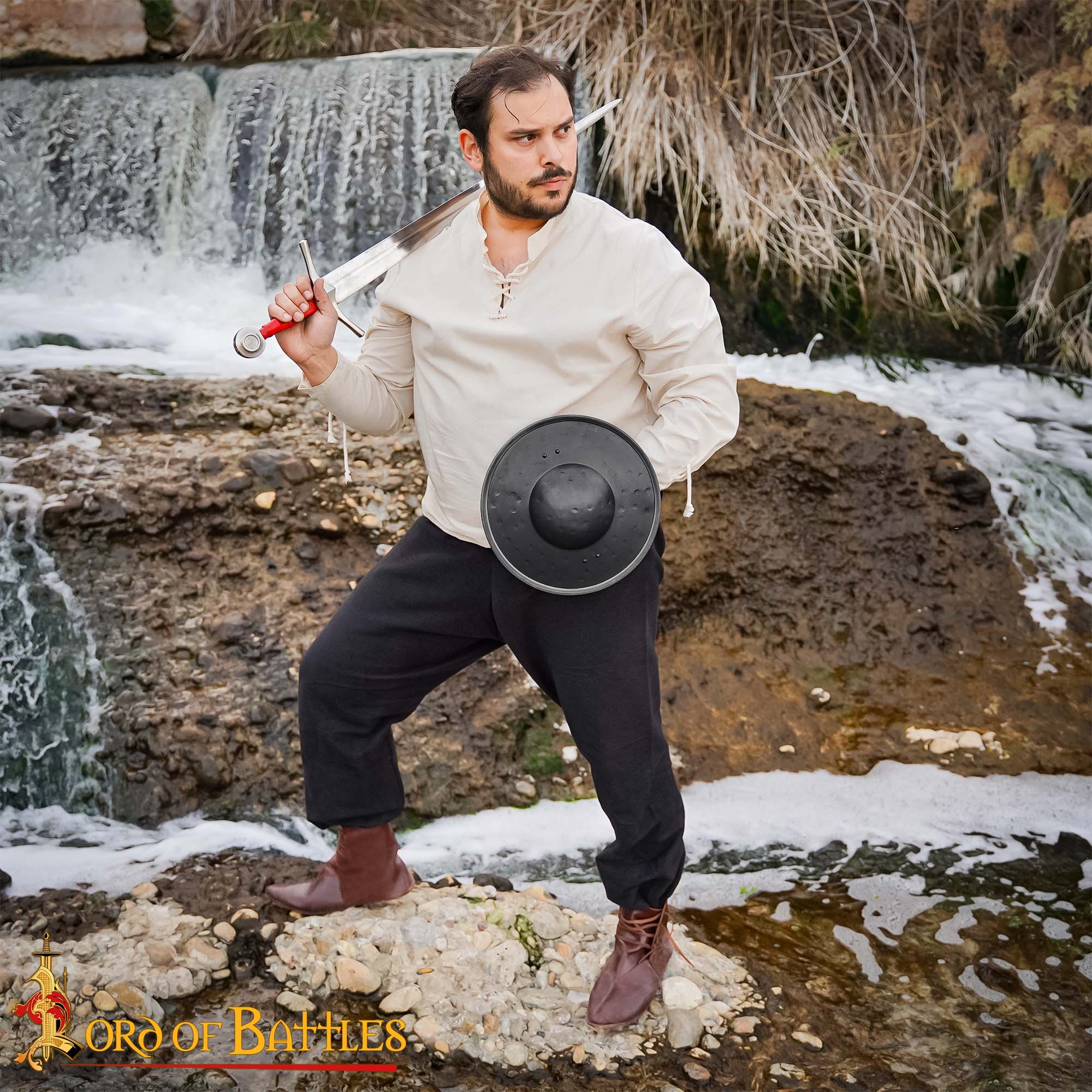 Imagen única de: Escudo Medieval con Empuñadura de Madera | Larp & Display