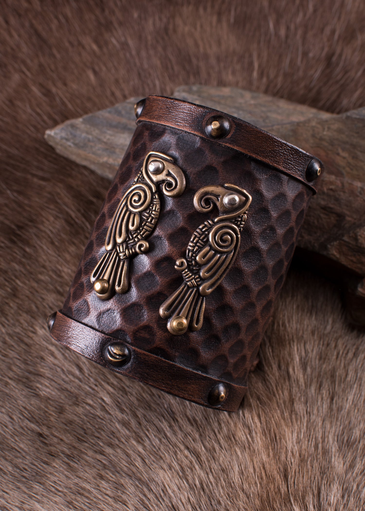 Imagen única de: Guardabrazos De Cuero Con Cuervos Nórdicos Hugin Y Munin
