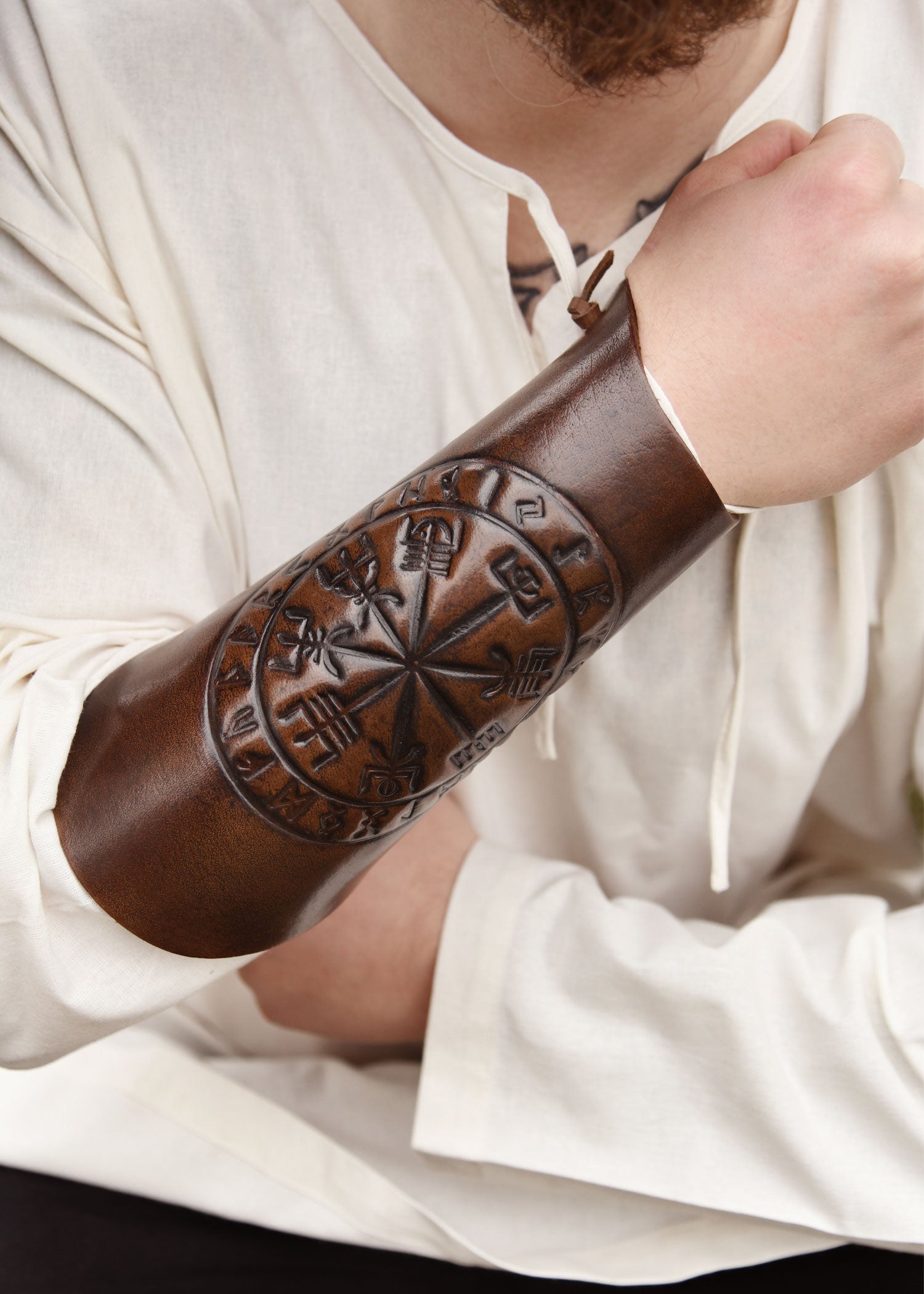 Imagen única de: Guardabrazos De Piel Con Grabado Vegvísir, Marrón