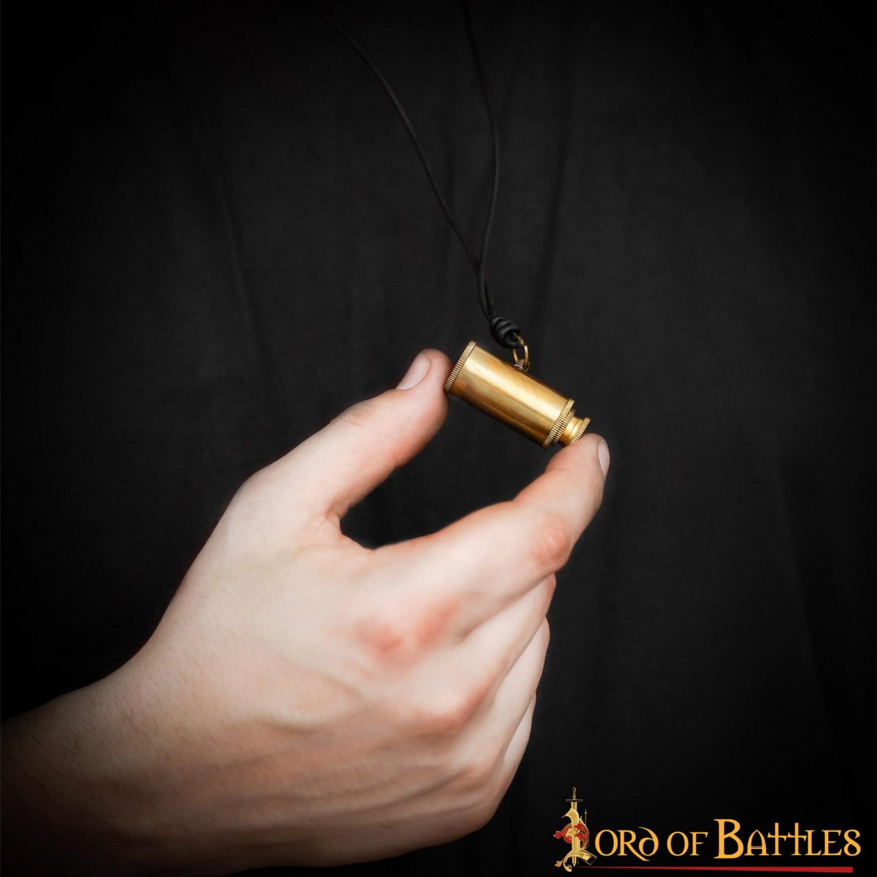 Imagen única de: Colgante Pirata Telescopio de Latón - Mini Collar Catalejo para Disfraces Históricos Náuticos