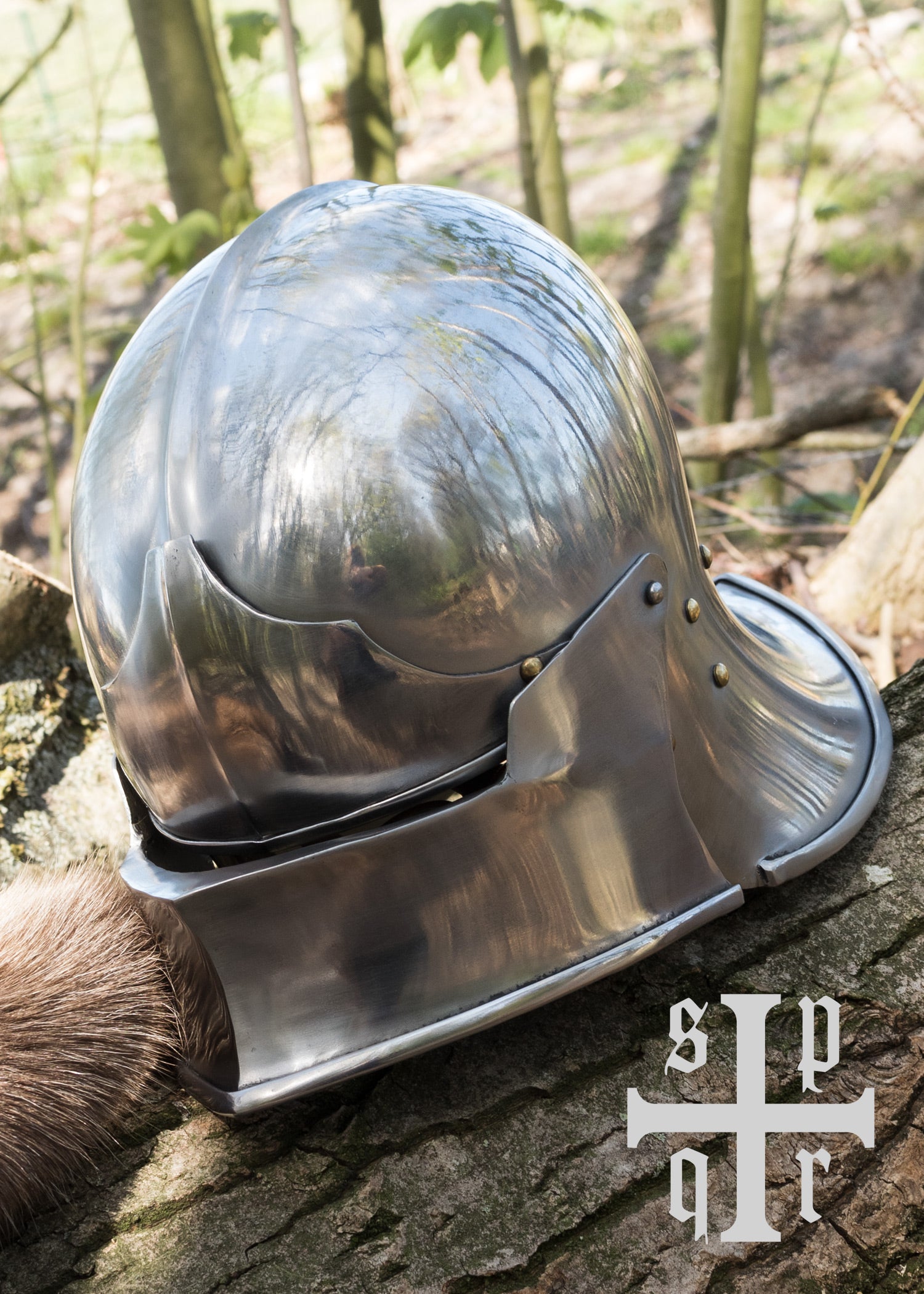 Imagen única de: Sallet Gótico Alemán Con Protector De Cuello Largo, Siglo Xv, Acero De 2 Mm