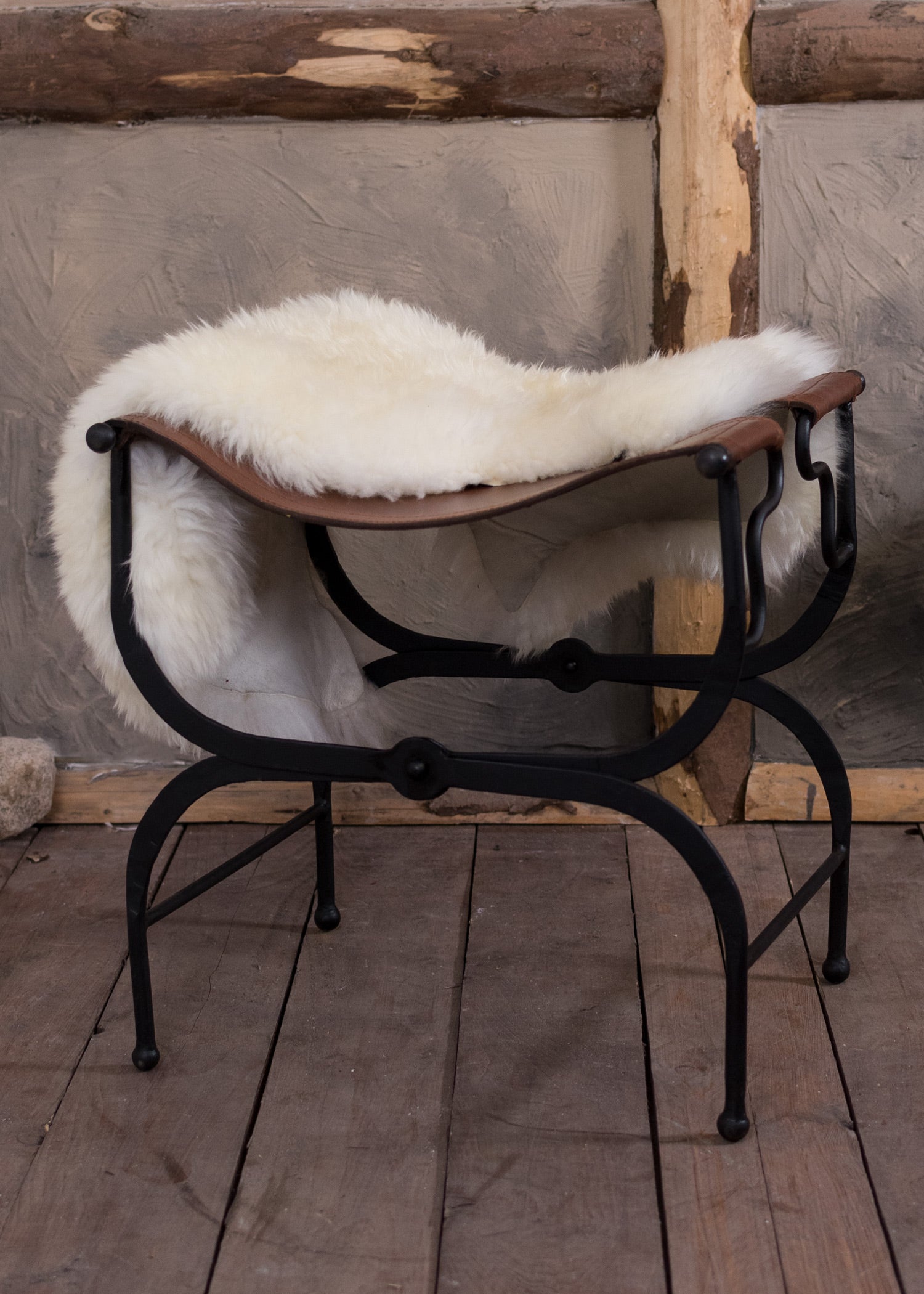 Imagen única de: Taburete Plegable Con Asiento De Cuero.