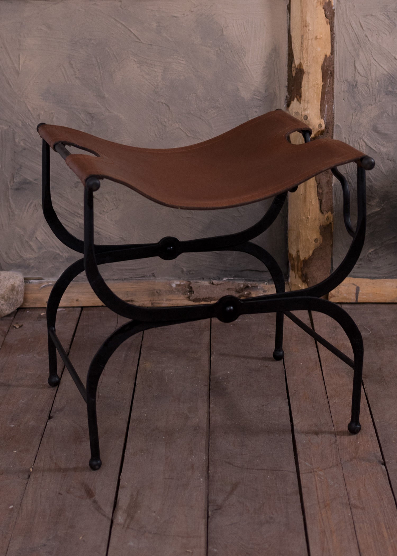 Imagen única de: Taburete Plegable Con Asiento De Cuero.