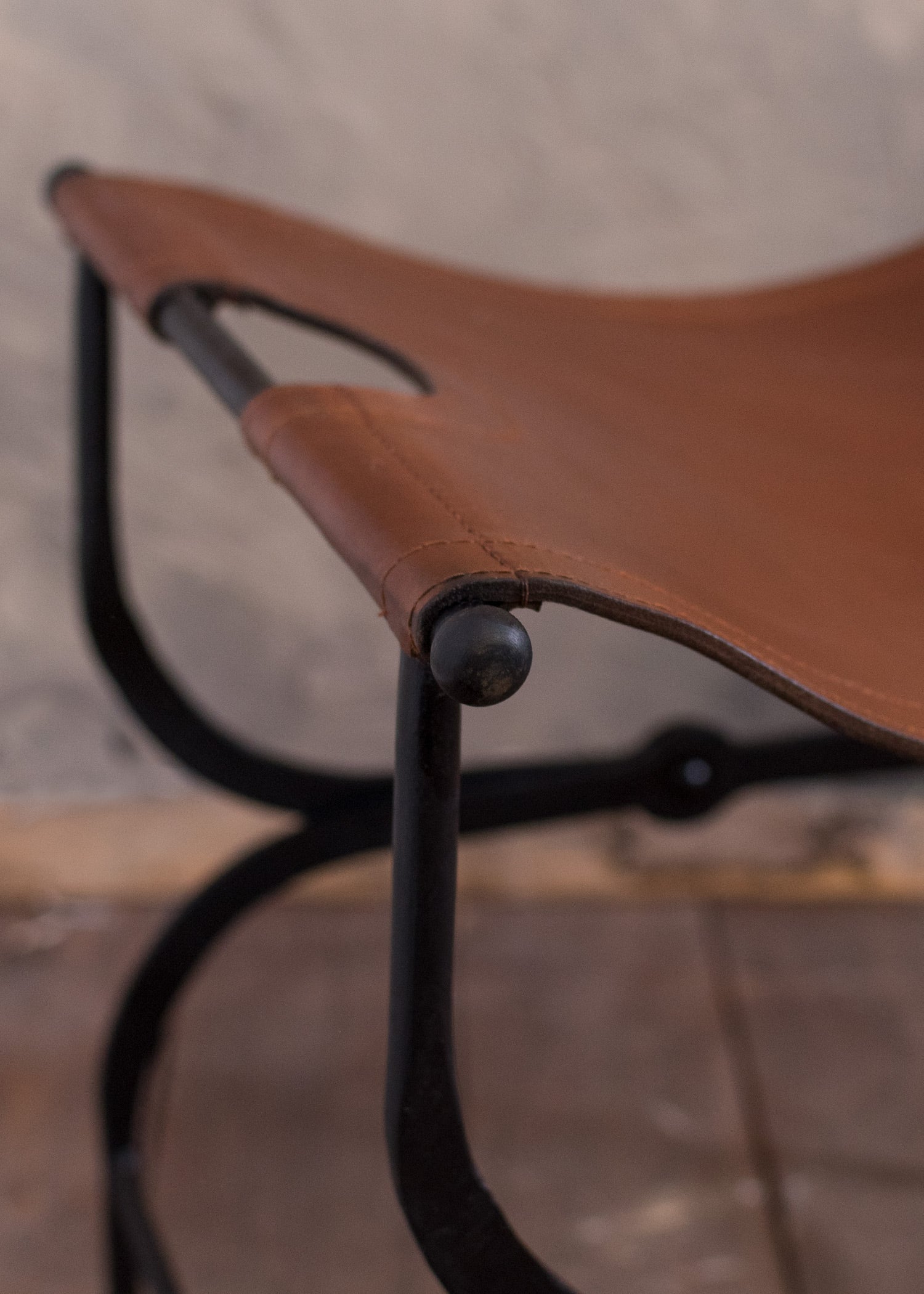 Imagen única de: Taburete Plegable Con Asiento De Cuero.