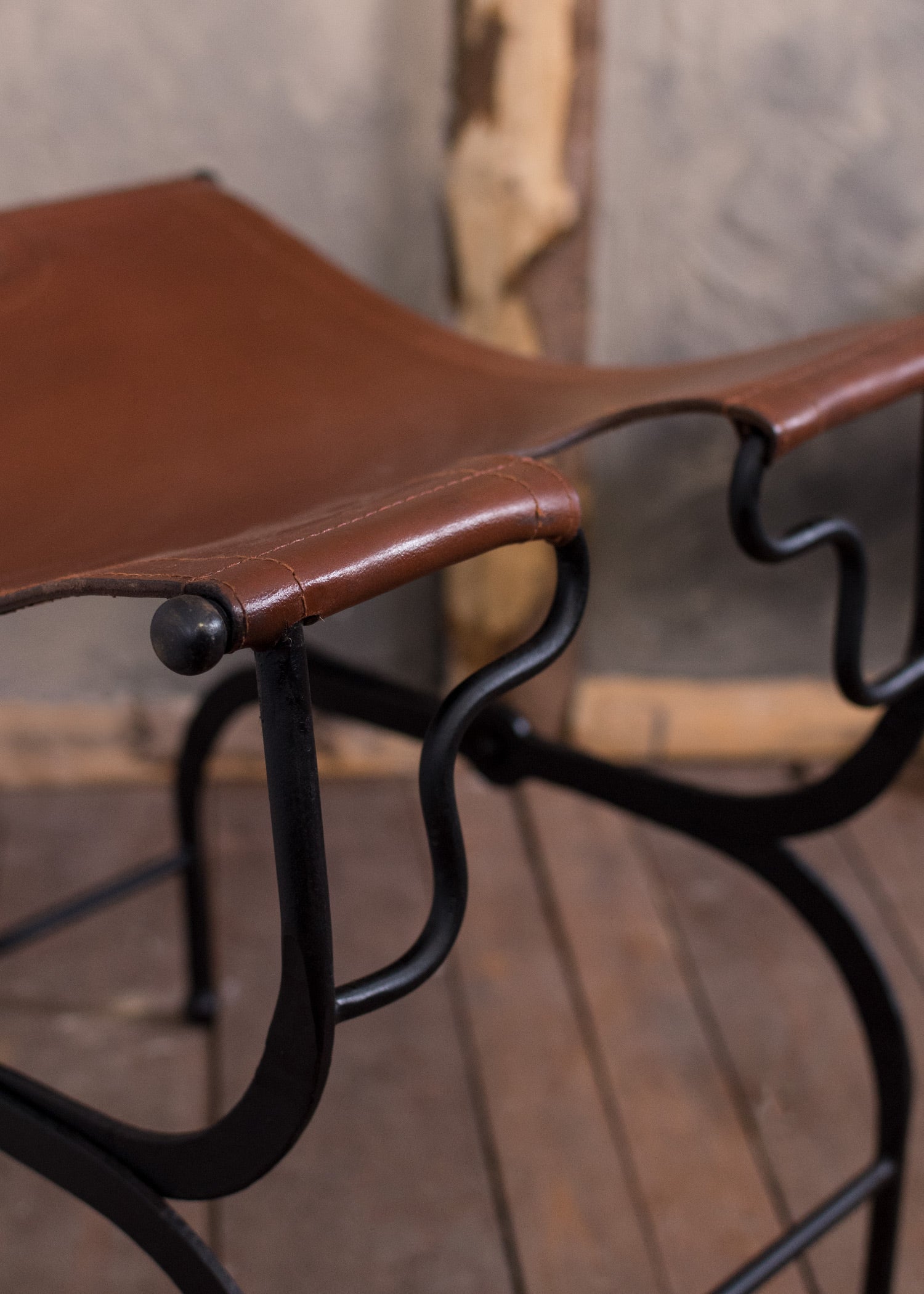 Imagen única de: Taburete Plegable Con Asiento De Cuero.