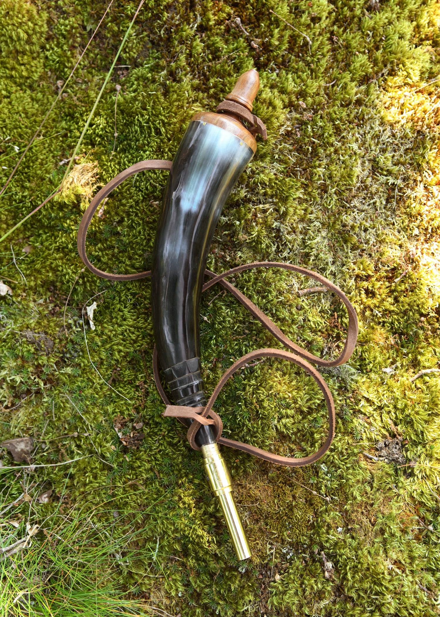 Imagen única de: Cuerno De Pólvora Con Llave De Paso De Latón Y Correa De Cuero.