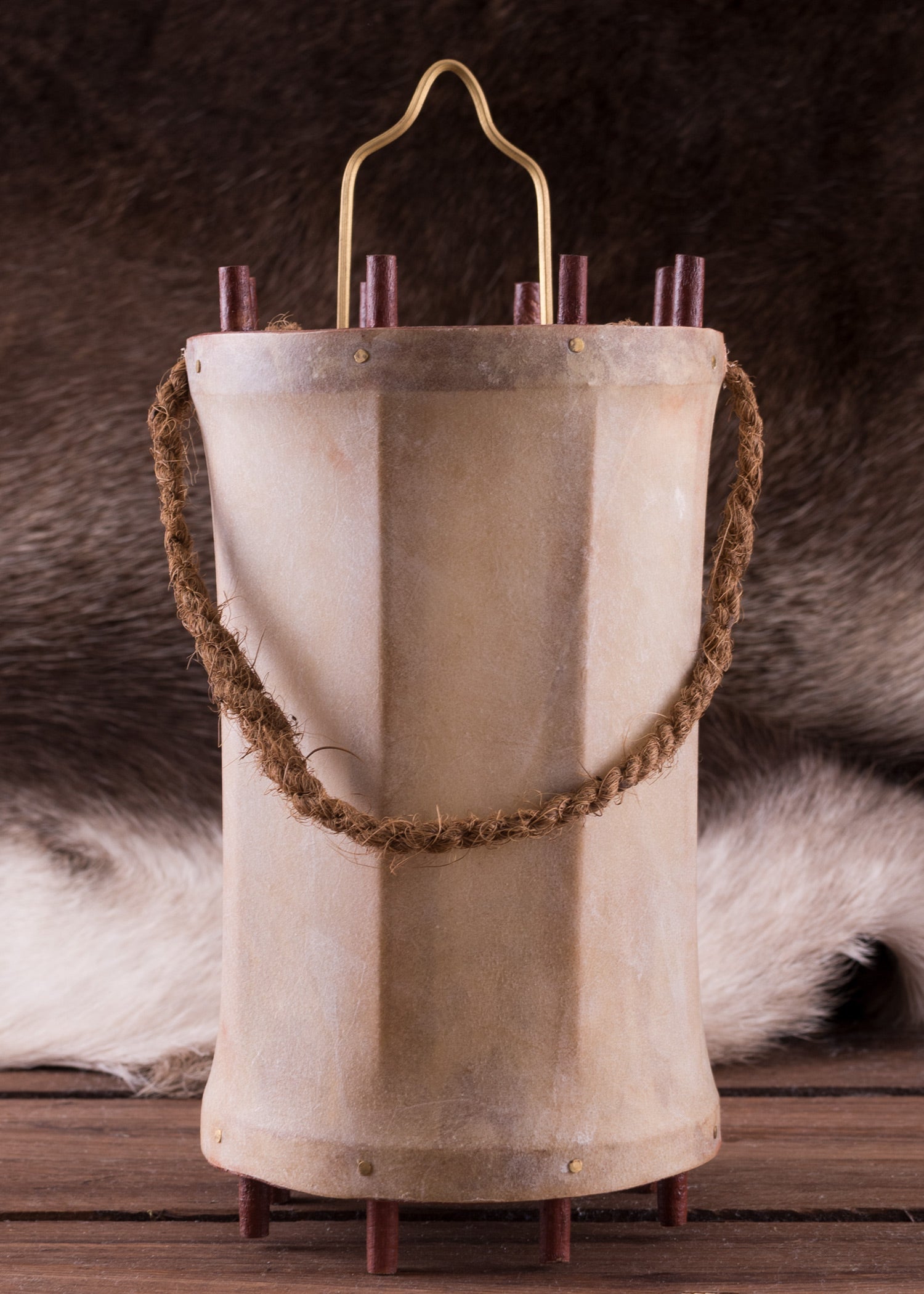 Imagen única de: Farol Medieval Fabricado En Madera Y Cuero Crudo (Pergamino)