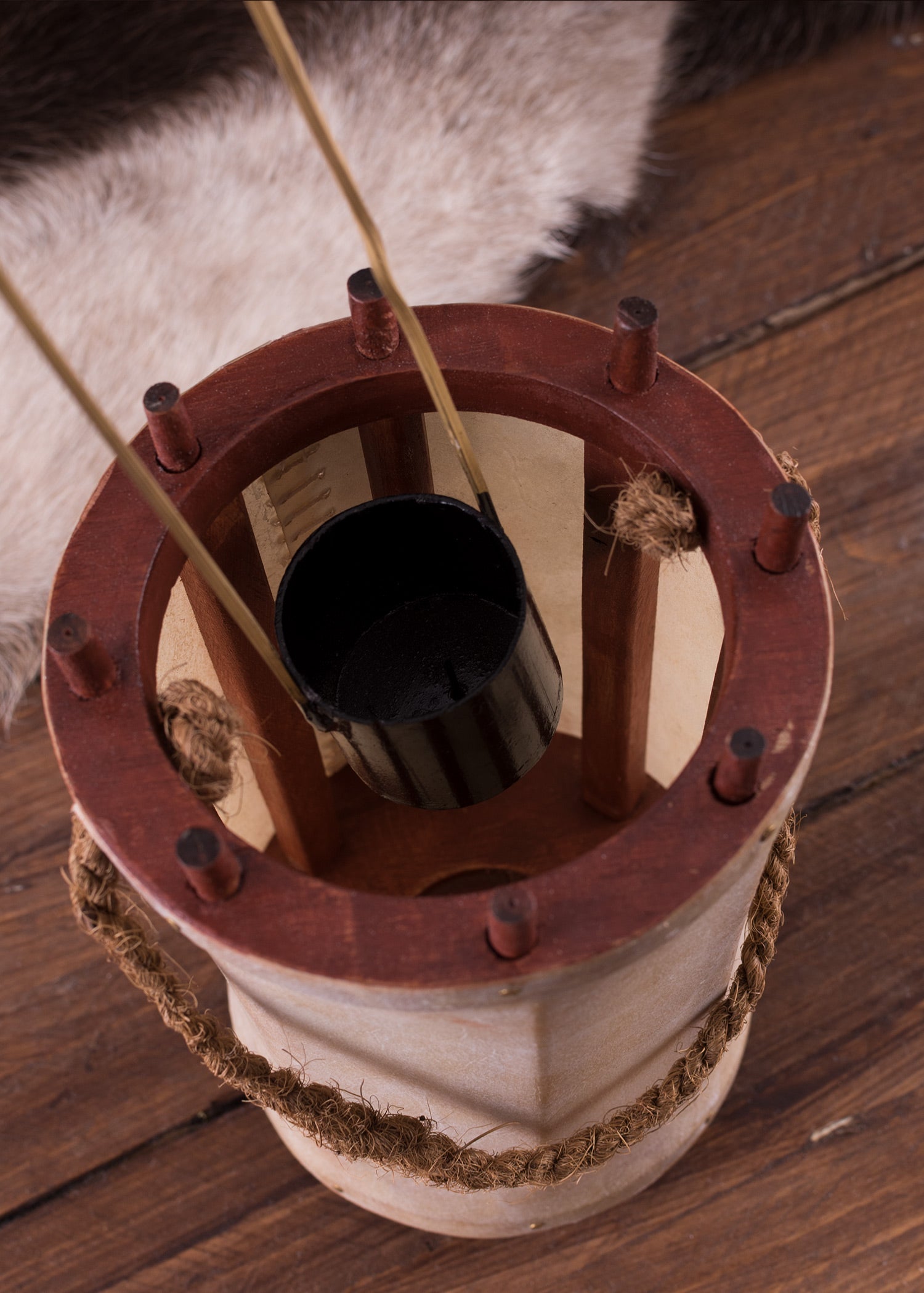 Imagen única de: Farol Medieval Fabricado En Madera Y Cuero Crudo (Pergamino)