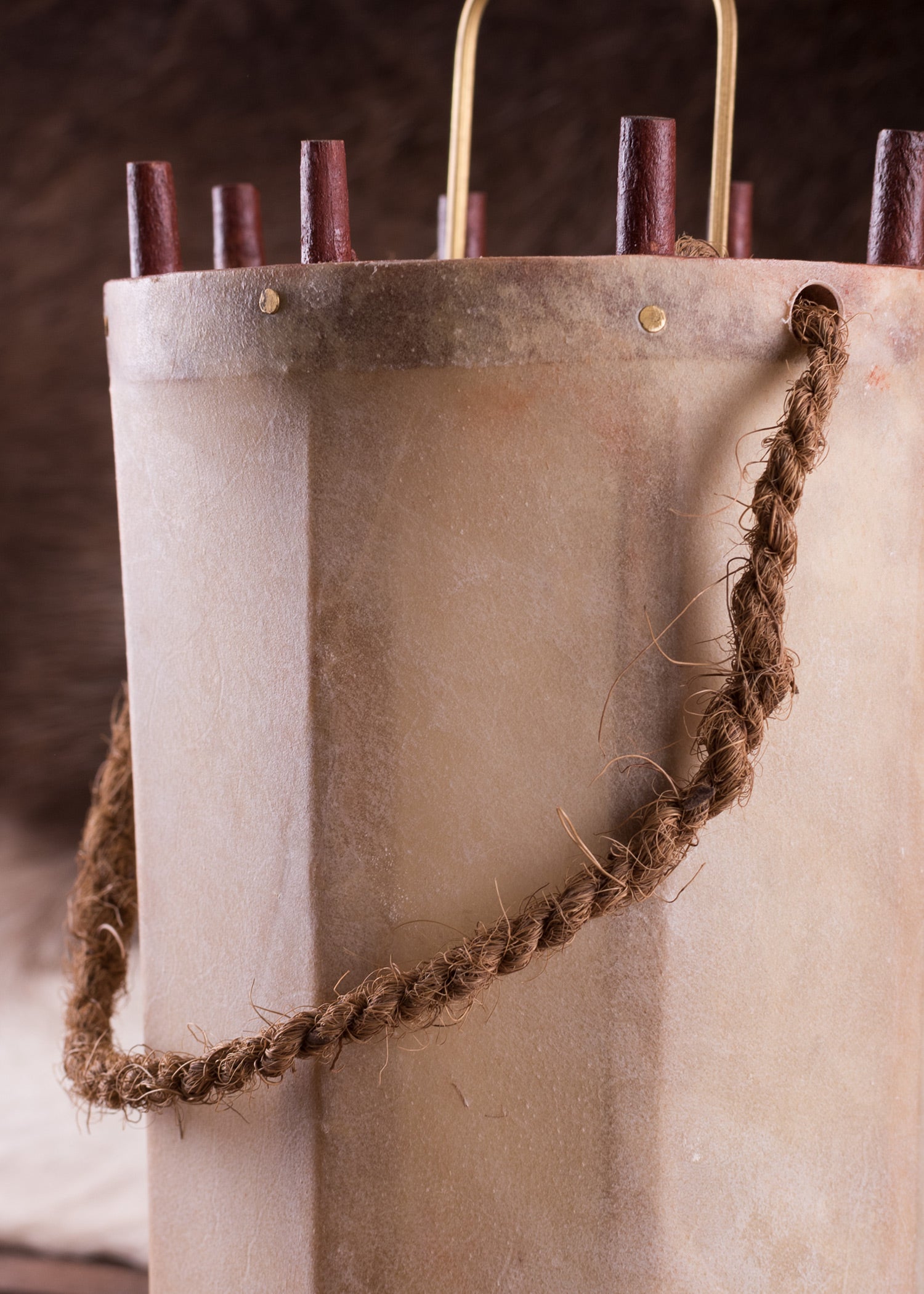 Imagen única de: Farol Medieval Fabricado En Madera Y Cuero Crudo (Pergamino)