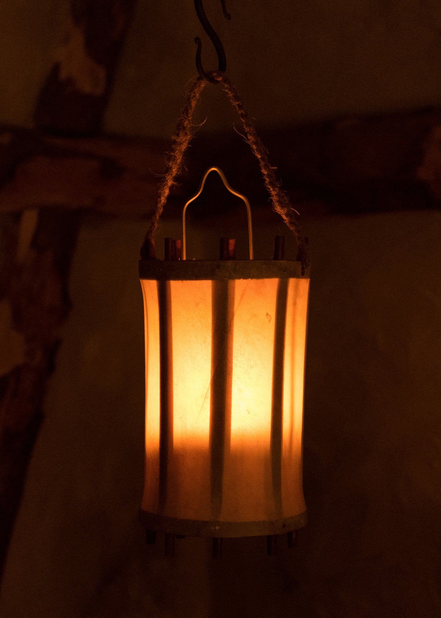 Imagen única de: Farol Medieval Fabricado En Madera Y Cuero Crudo (Pergamino)