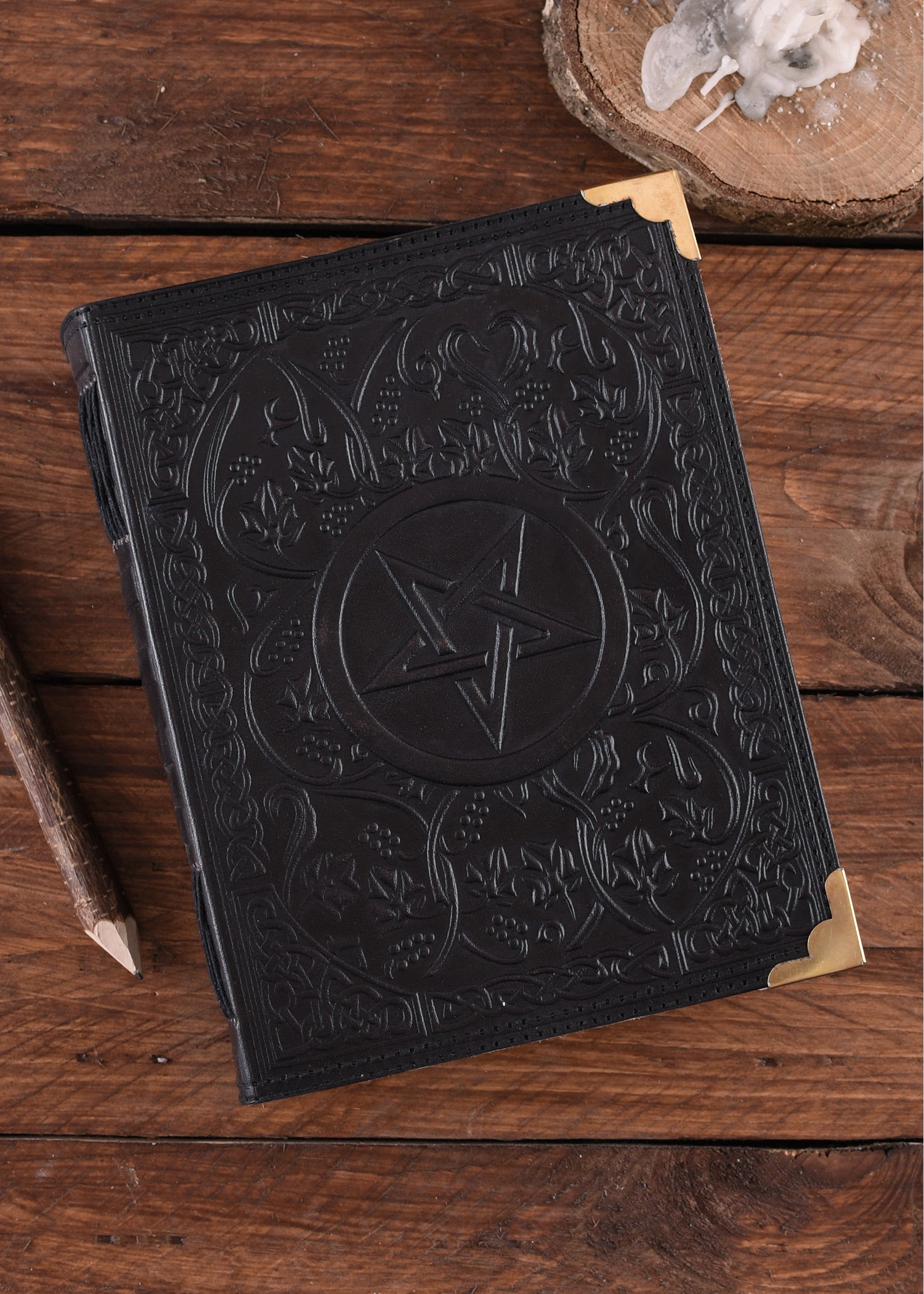 Imagen única de: Libro De Cuero Negro Con Pentagrama, Aprox. 18 X 23 Cm.