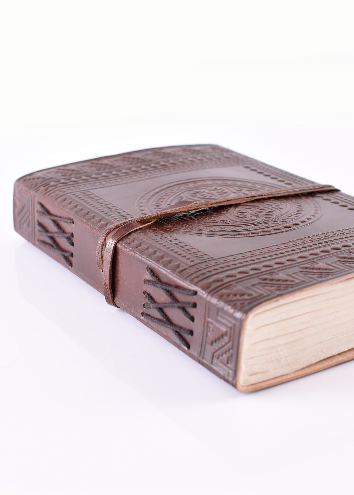 Imagen única de: Cuaderno De Cuero Con Motivo Medieval, Aprox. 14 X 21 Cm.