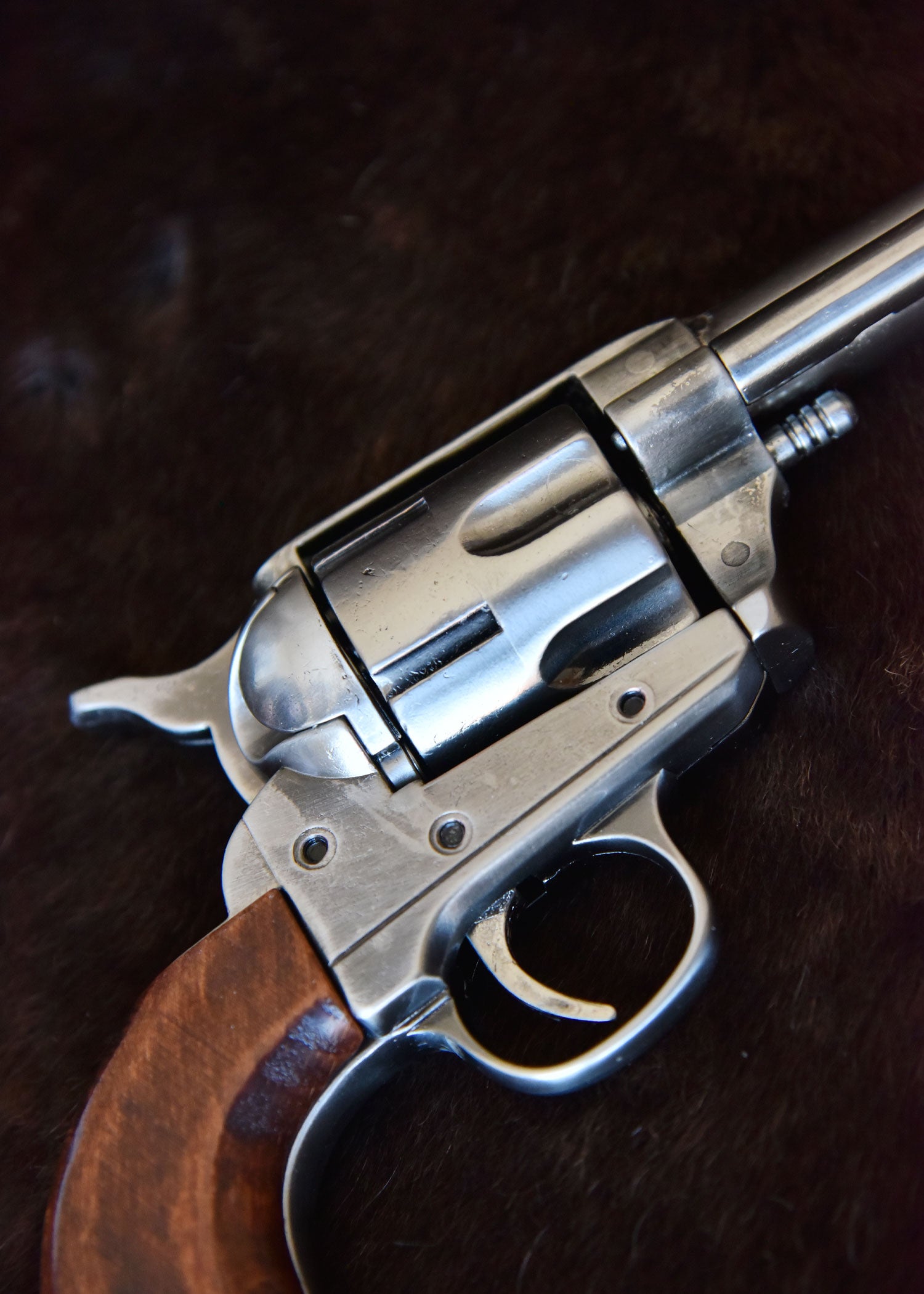 Imagen única de: Colt Revolver .45, Caballería De Ee. Uu. 1873, Acabado En Níquel Pulido Y Madera, Réplica