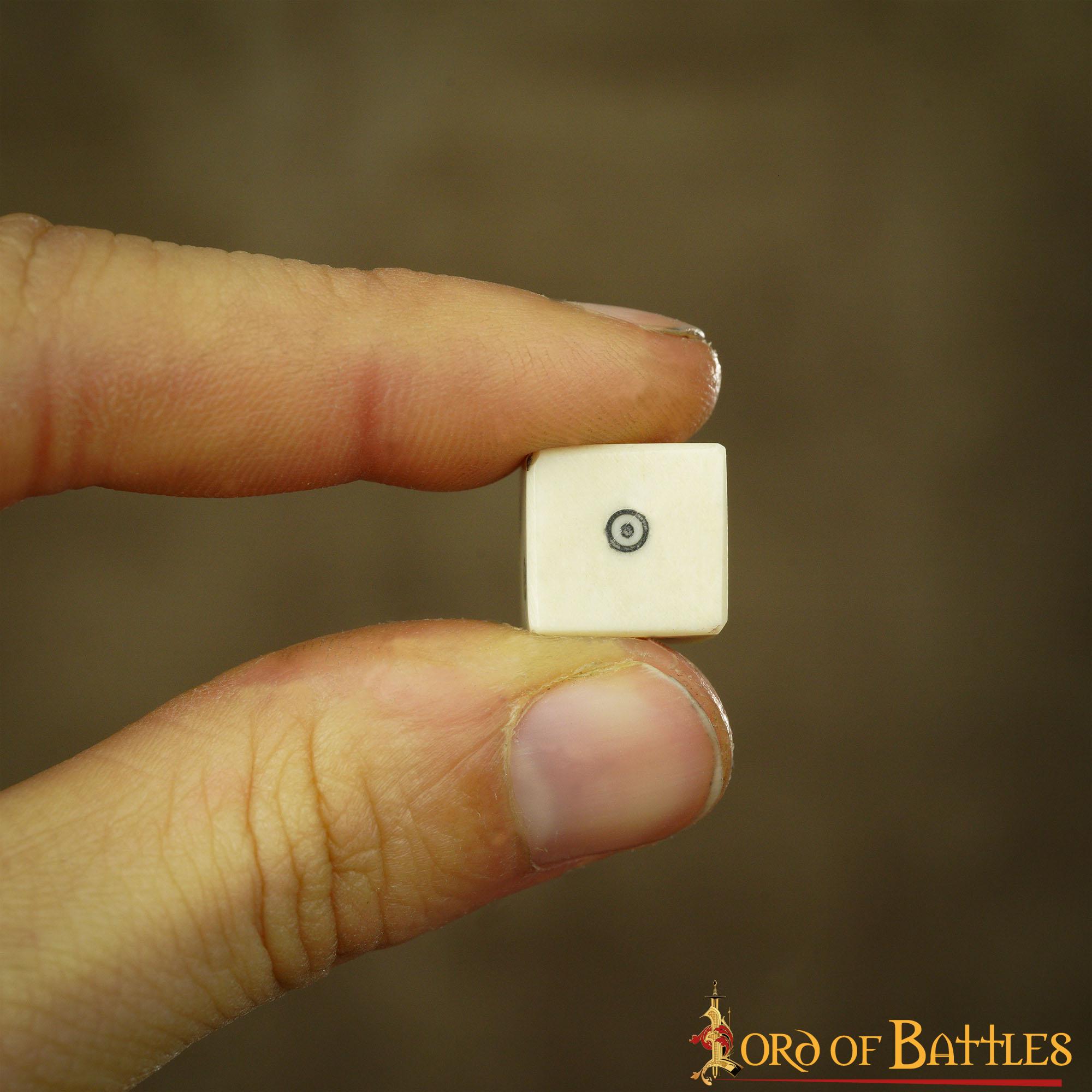 Imagen única de: Dados Romanos de Hueso con Teselas - Juego de 6 Dados en Espiral Hechos a Mano (hueso Pulido)