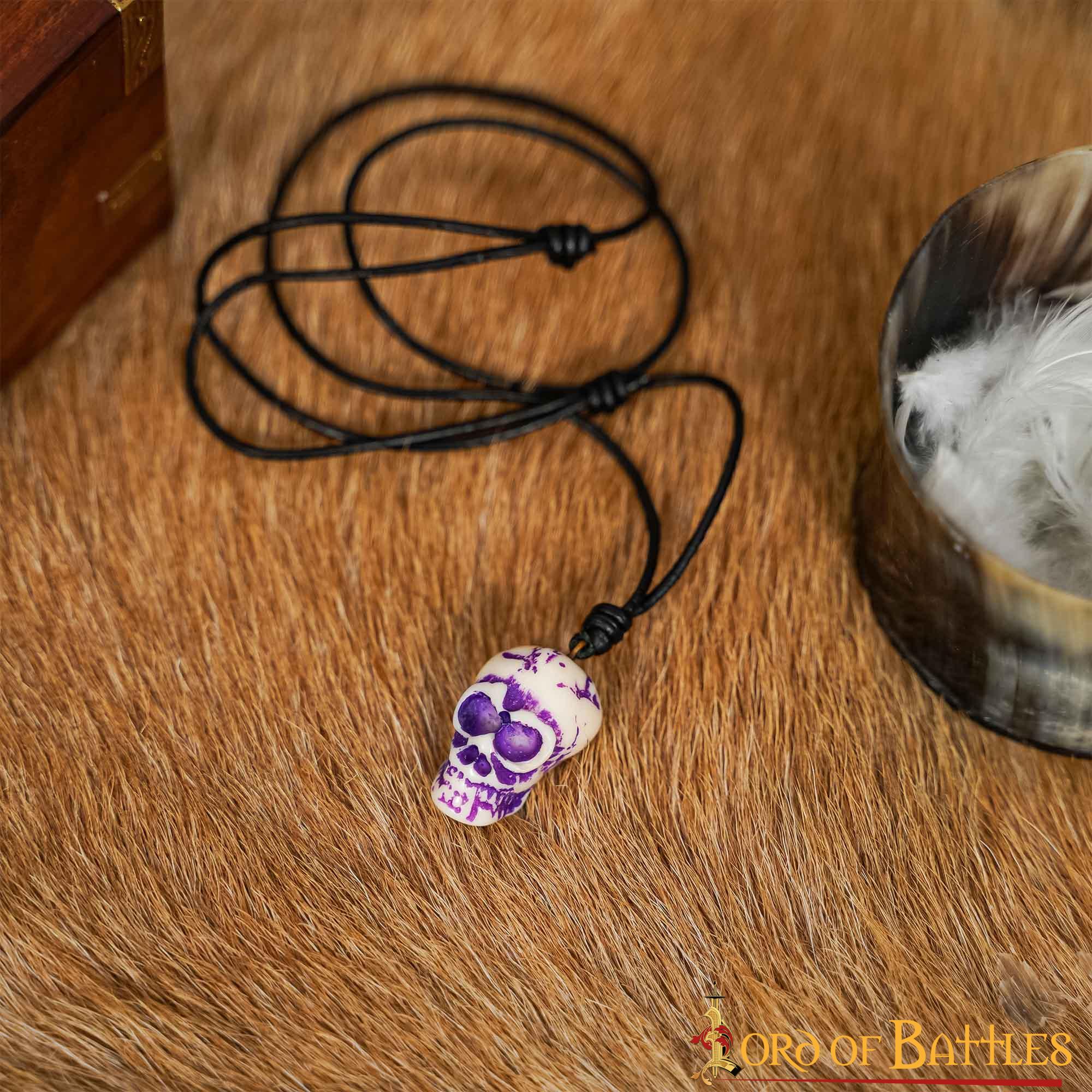 Imagen única de: Colgante de Calavera de Hueso de Buey Pulido con Cordón de Cuero Auténtico - Amuleto Medieval Tallado a Mano