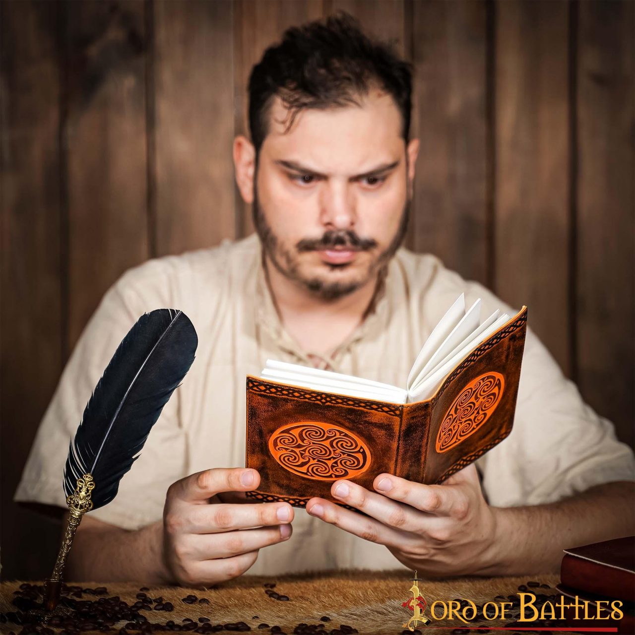 Imagen única de: Diario Medieval de Piel Auténtica Hecho a Mano con Diseño Celta en Espiral