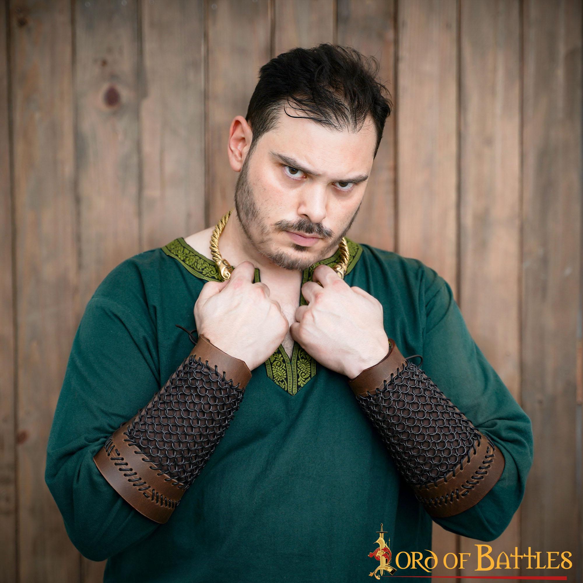 Imagen única de: Brazales de Cuero Marrón y Cota de Malla - Guardabrazos Artesanales - Par de Brazaletes Protectores Medievales