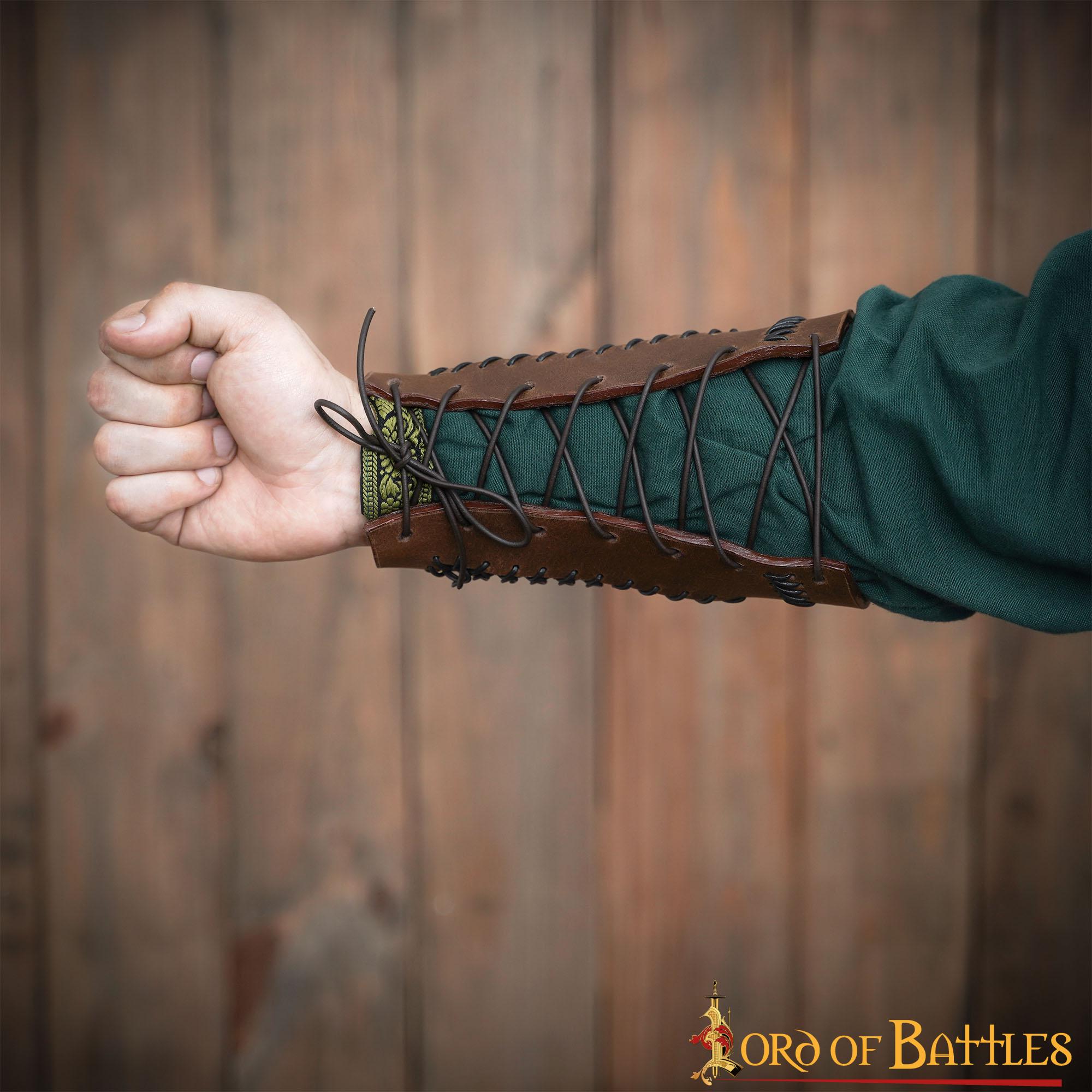 Imagen única de: Brazales de Cuero Marrón y Cota de Malla - Guardabrazos Artesanales - Par de Brazaletes Protectores Medievales