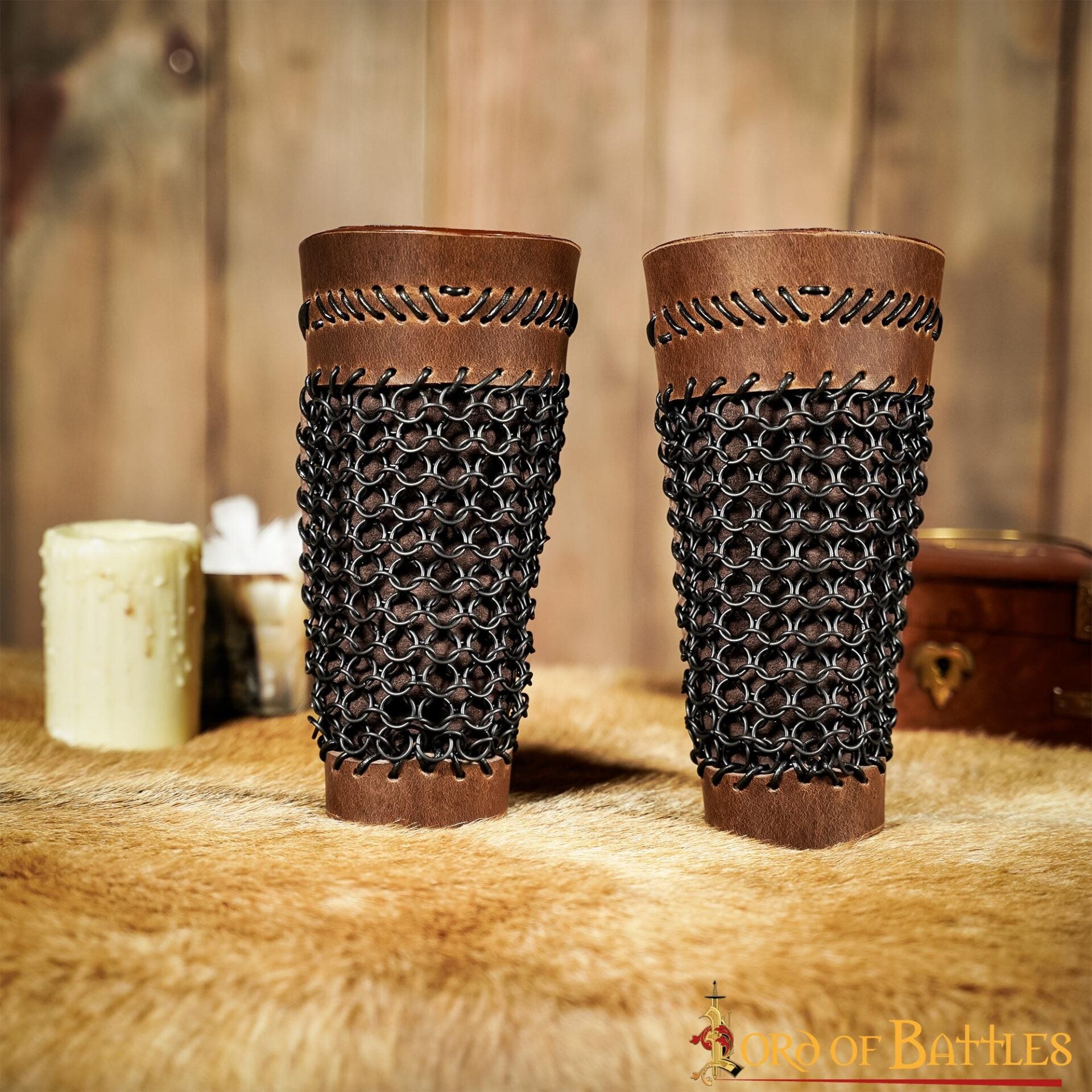 Imagen única de: Brazales de Cuero Marrón y Cota de Malla - Guardabrazos Artesanales - Par de Brazaletes Protectores Medievales