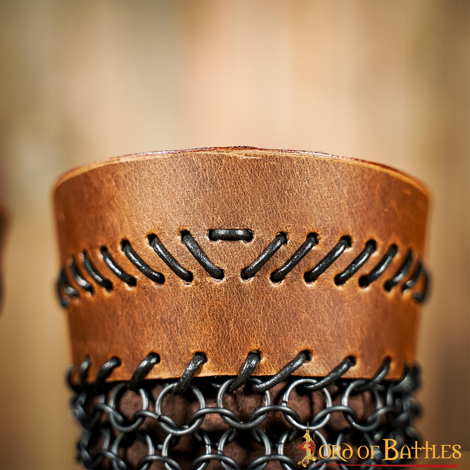 Imagen única de: Brazales de Cuero Marrón y Cota de Malla - Guardabrazos Artesanales - Par de Brazaletes Protectores Medievales