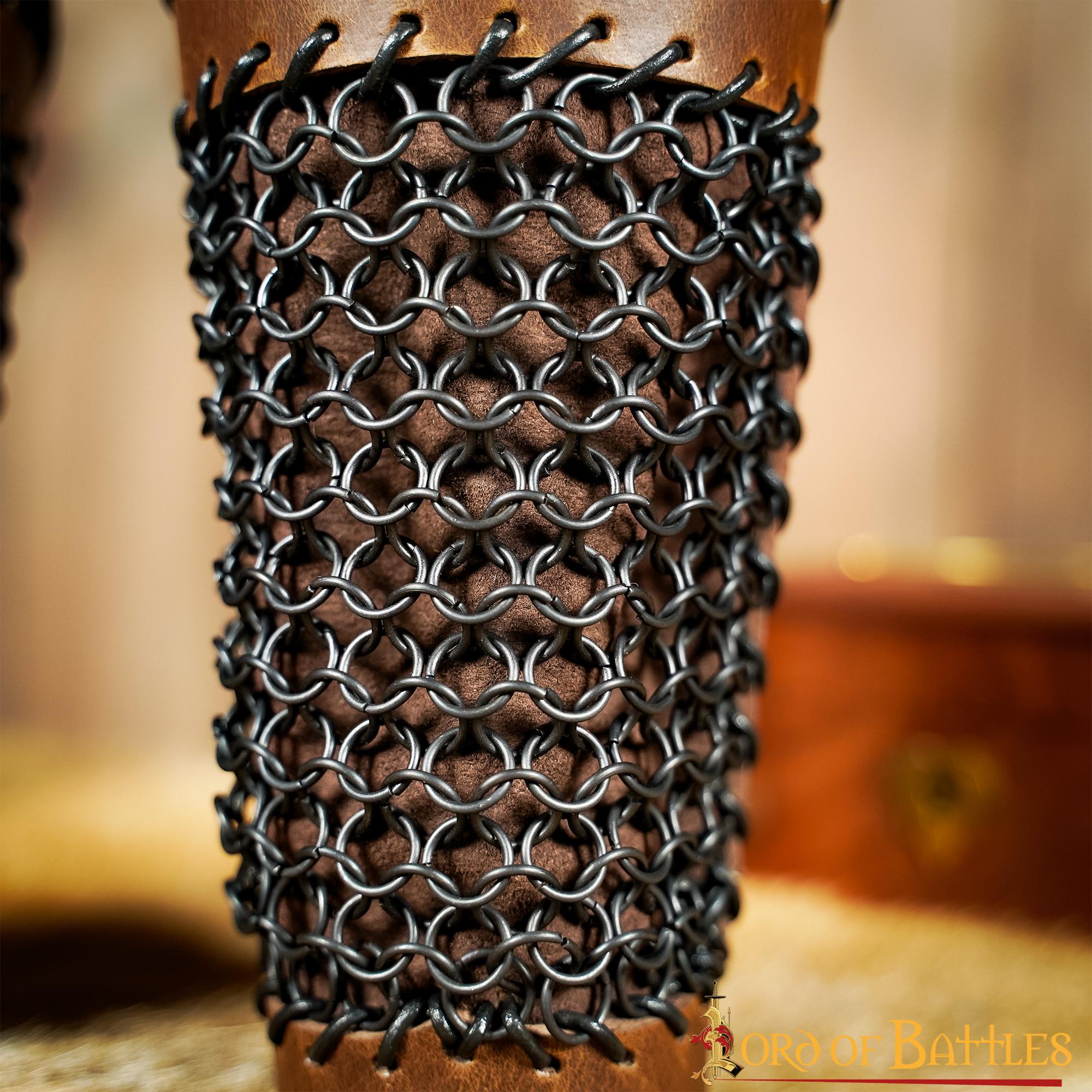 Imagen única de: Brazales de Cuero Marrón y Cota de Malla - Guardabrazos Artesanales - Par de Brazaletes Protectores Medievales