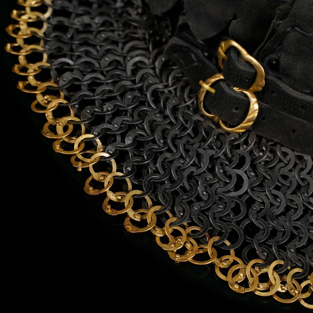 Imagen única de: Chainmail Standard "the Black Knight Gorget" - 9mm Flat Ring Round Rivets With Sturdy Red Padded Lining And Solid Brass Closing System - Mild Steel - Ideal For Stage Combat & Reenactments - Padded Lining