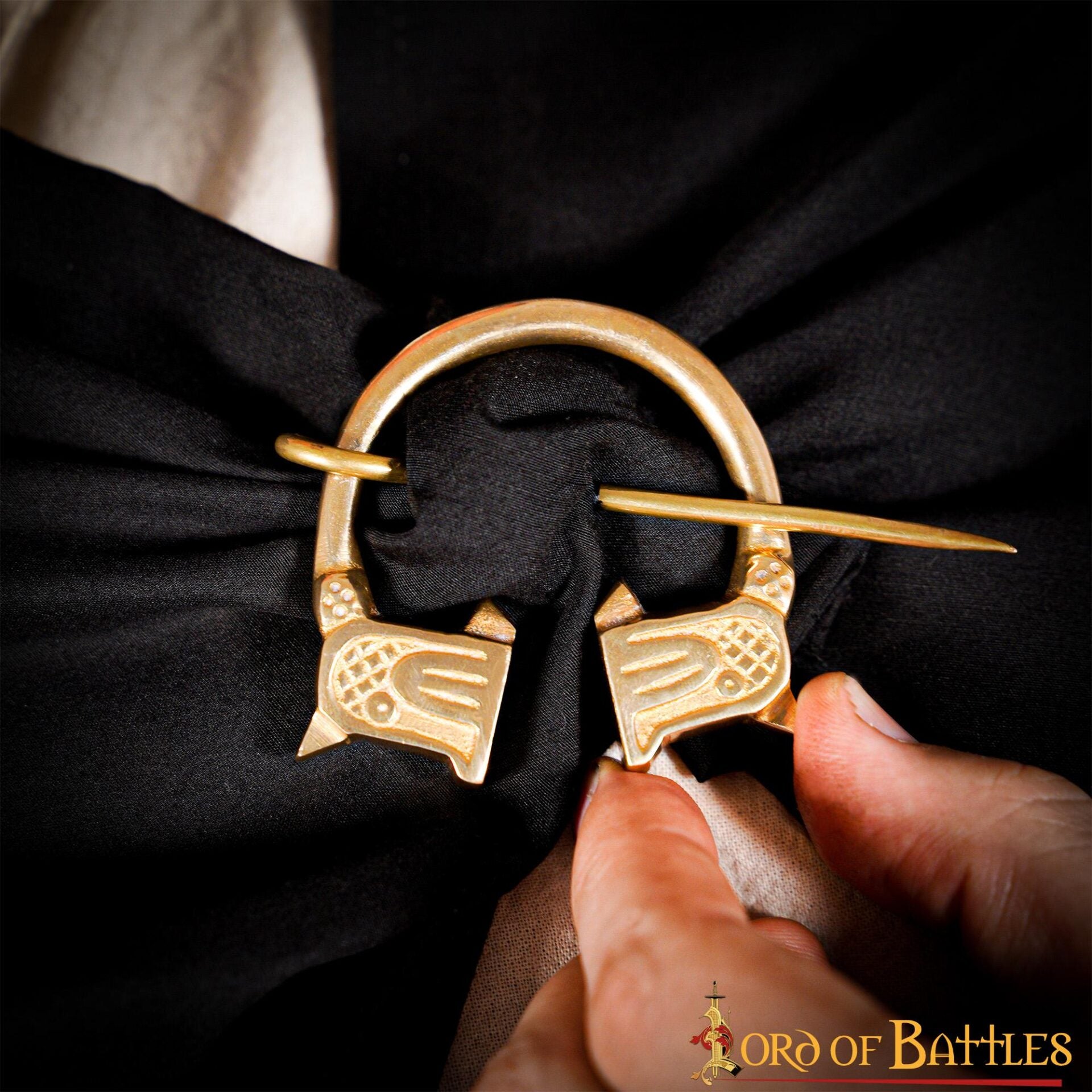 Imagen única de: Broche de Capa con Cabeza de Cuervo Nórdico - Latón