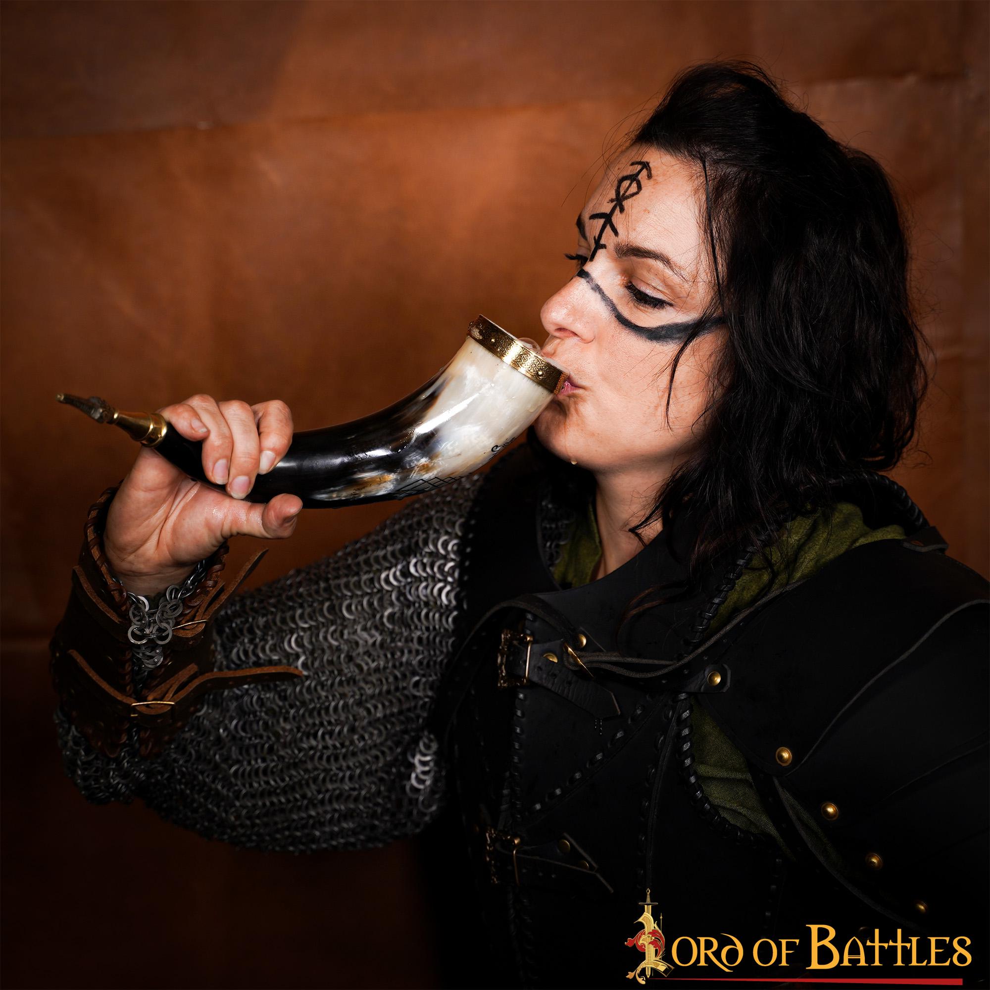 Imagen única de: Cuerno Vikingo para Beber con Brújula y Grabado de Jormungandr - Cuerno de Buey Hecho a Mano