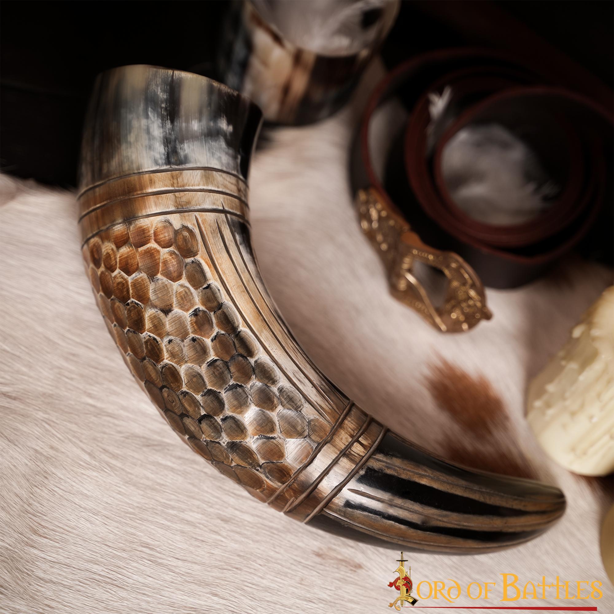 Cuerno para Beber Vikingo con Grabado en Forma de Panal, Cuerno de Buey Natural Hecho a Mano (500-600 Ml) - Imagen 13