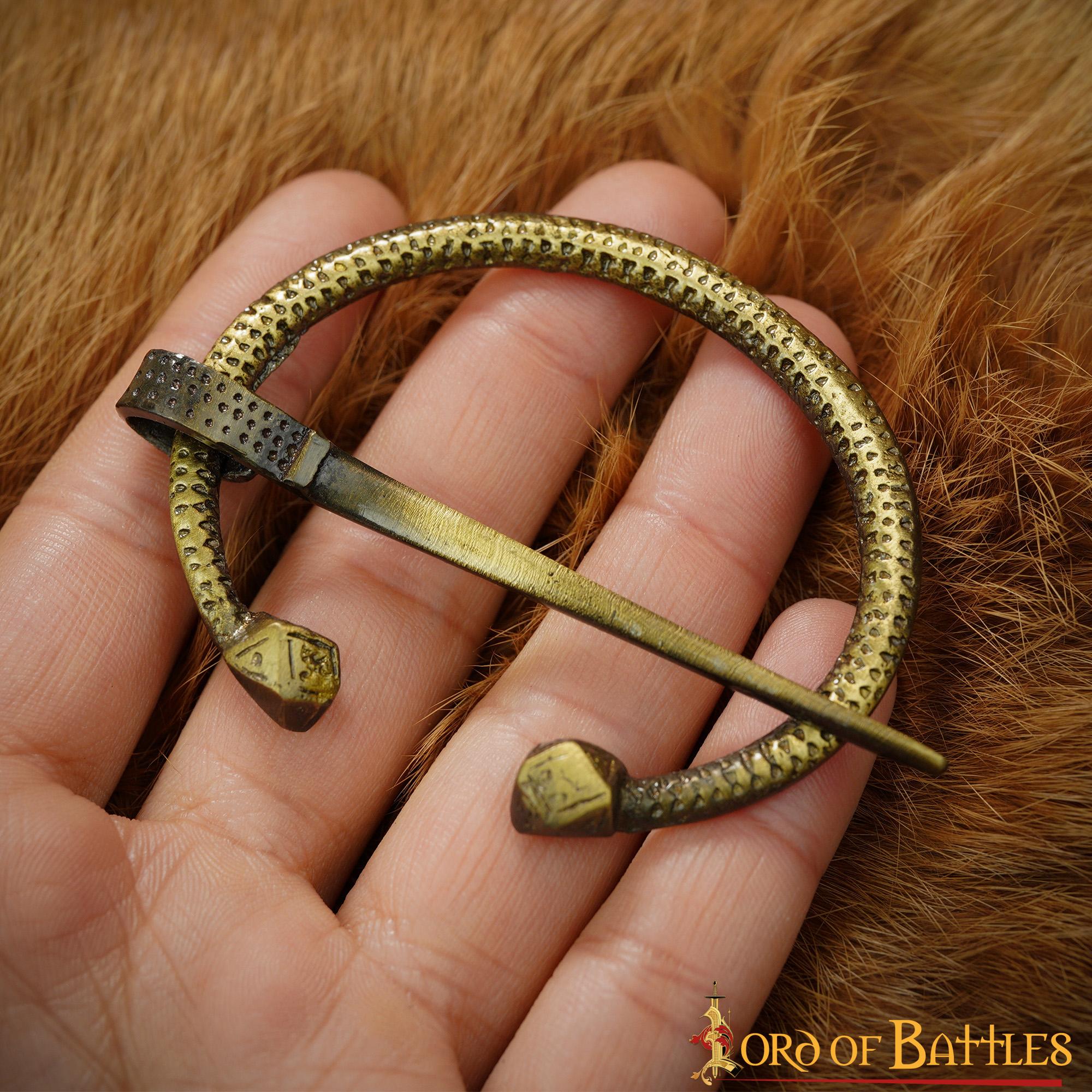 Broche Penannular de Latón Antiguo Alfiler de Capa Vikingo Celta, Fíbula Fundida en Arena - Imagen 16